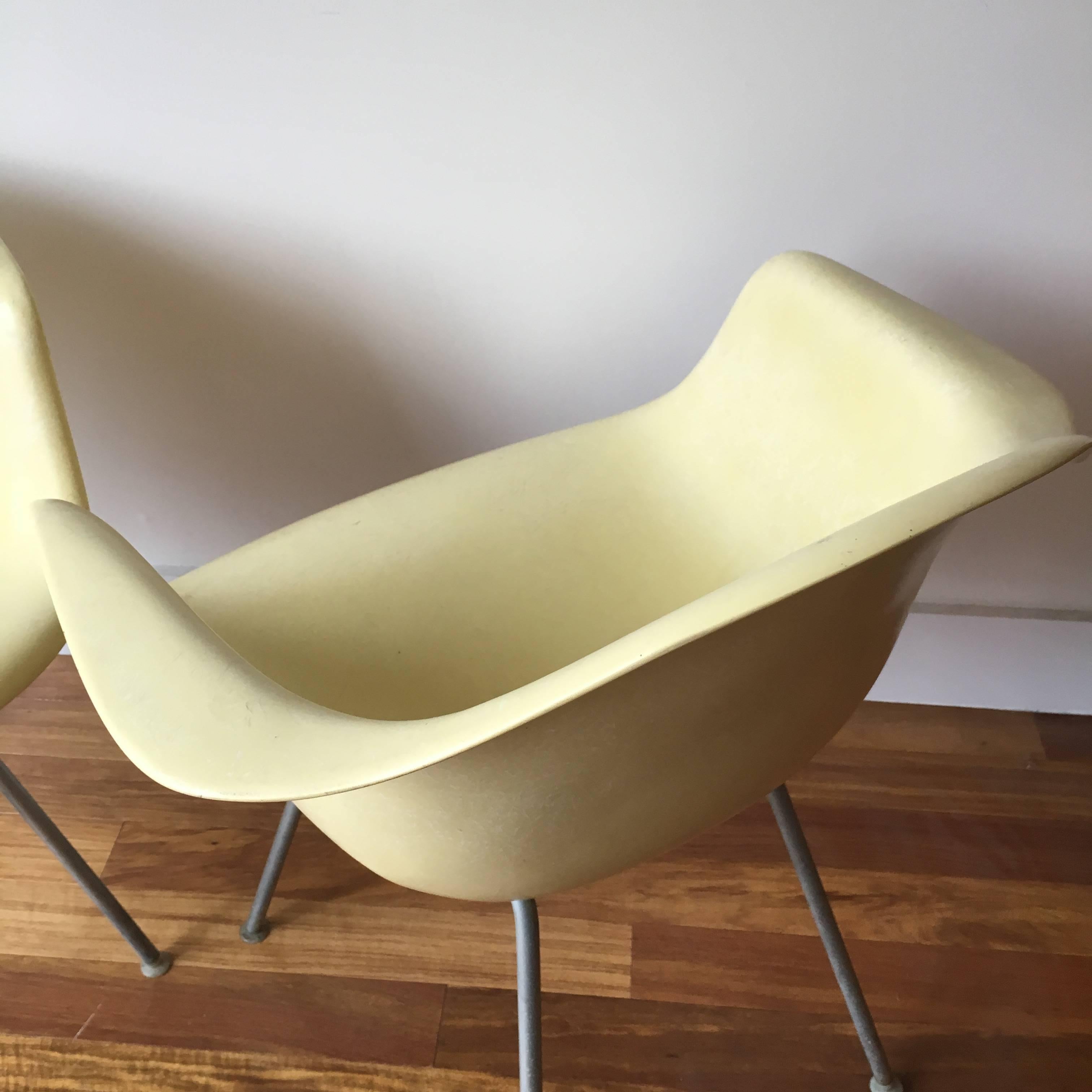 Two Herman Miller Eames DAX Armchairs in Parchment In Excellent Condition In Brooklyn, NY