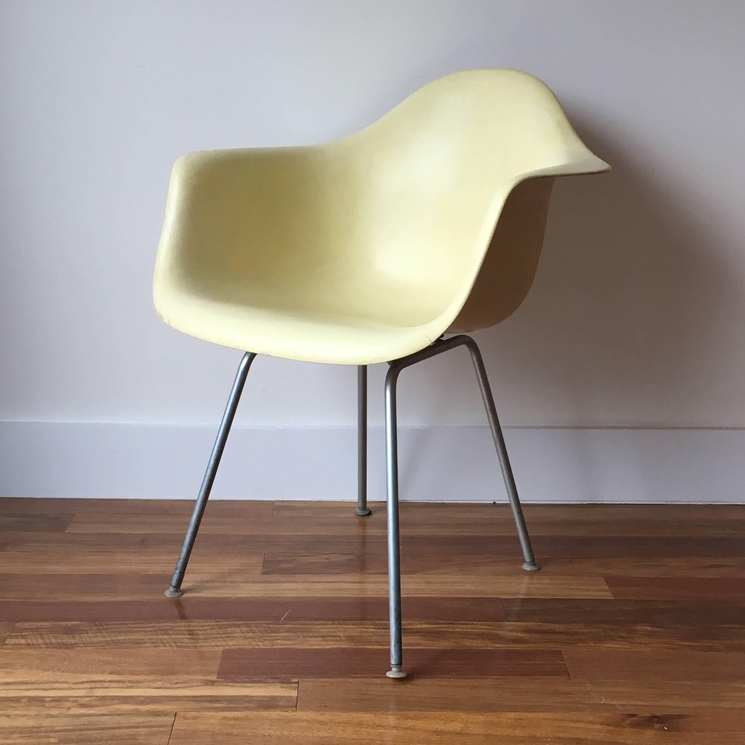 Eames DAX armchair in parchment. Super patina. Unsigned early Zenith shell. Mounts replaced. No cracks or fading or edge wear. Shell in very good condition. Zinc-plated steel H-base in very good vintage condition with all glides intact. Two chairs