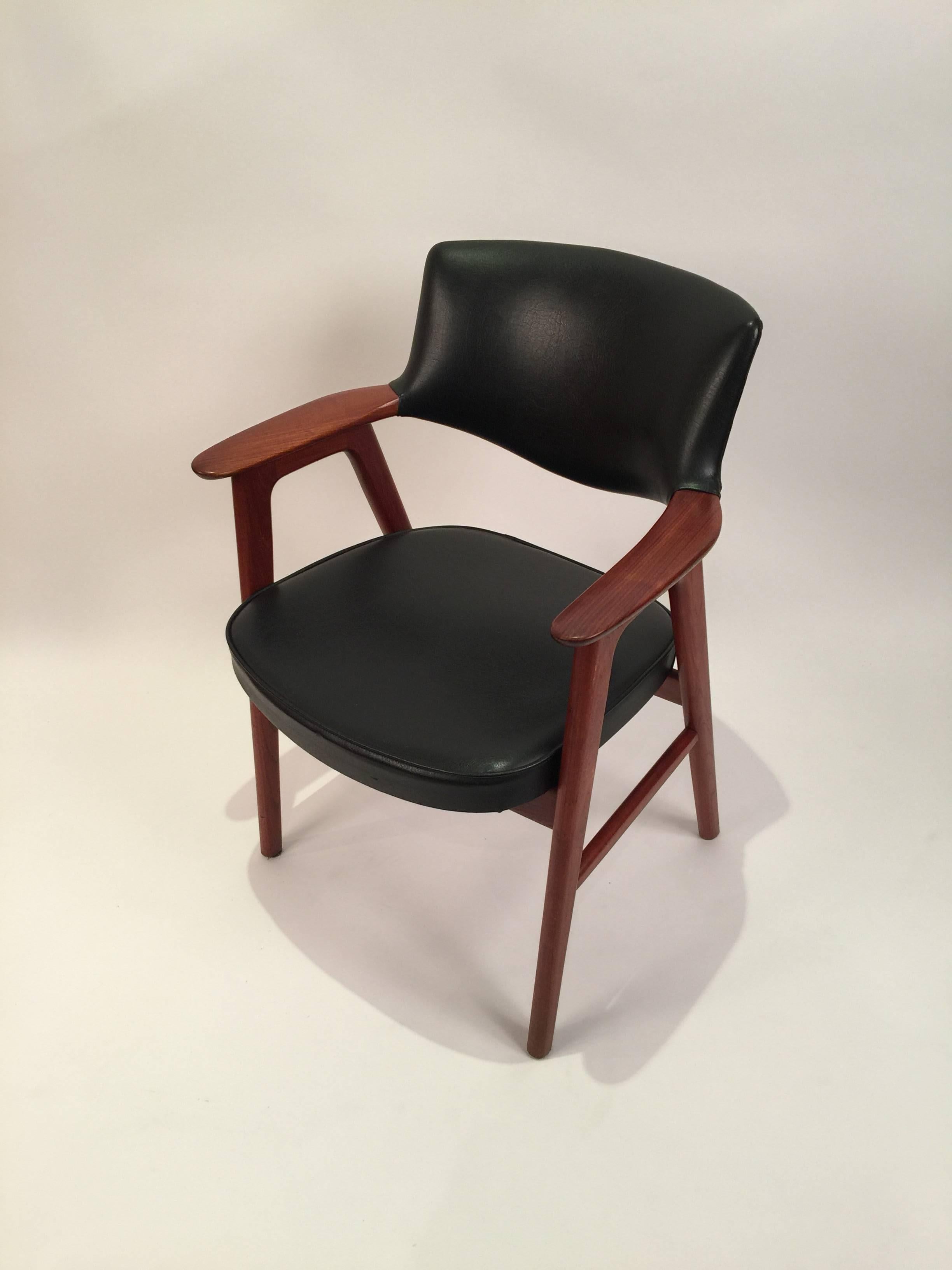 Erik Kirkegaard armchair produced by Høng Møbelfabrik in the 1960s. The chair features wide and long arms a supportive back and is constructed of rightly figured old growth teak wood and vinyl. Will make an excellent desk or reading chair.
 