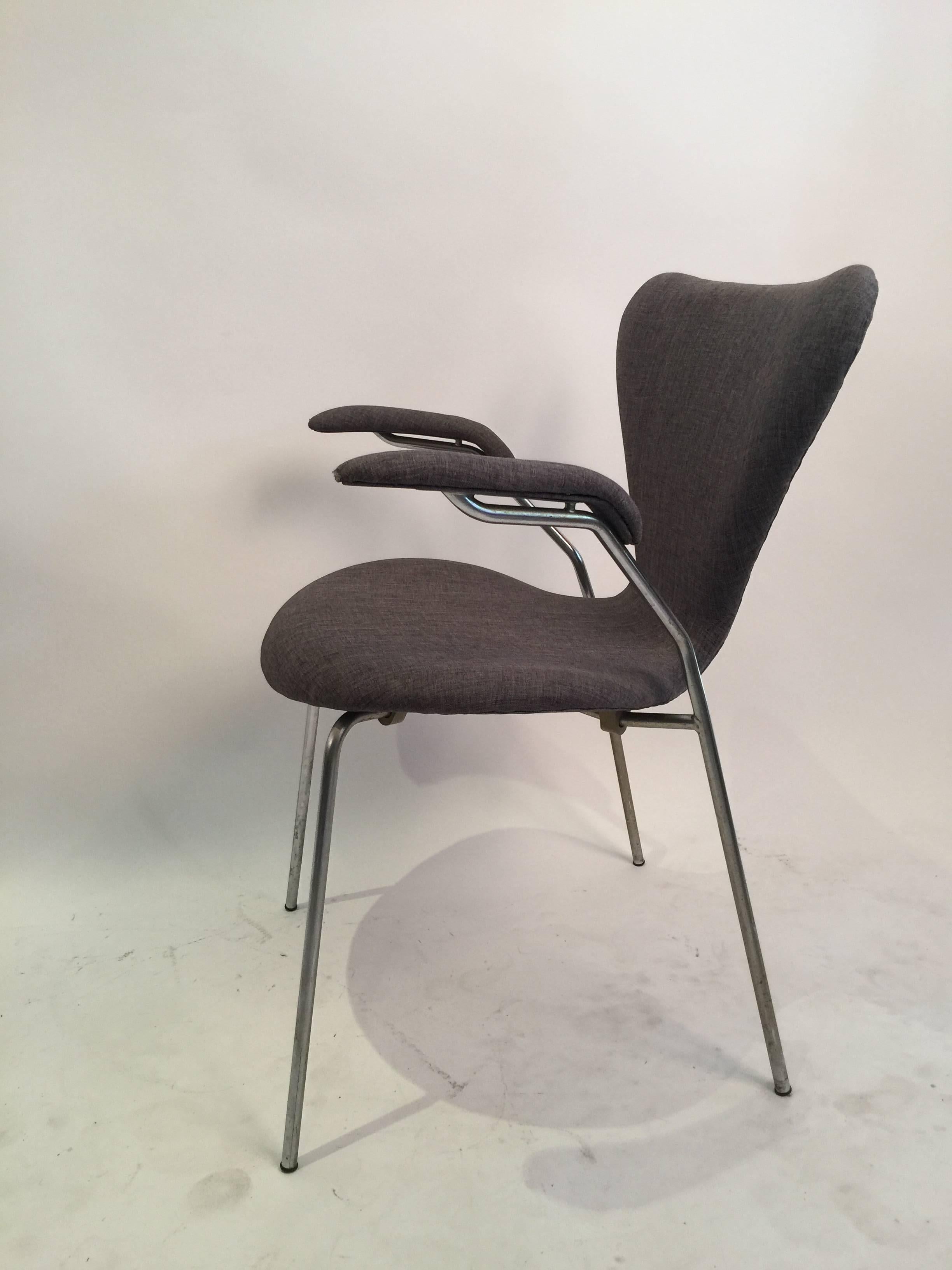 Iconic Fritz Hansen series 7 armchair designed by Arne Jacobsen in the 1970s. Padded arm version, recovered in the late 1980s by original owner in grey fabric. Built from bent plywood with tubular steel frame.
See other listing for the pair.