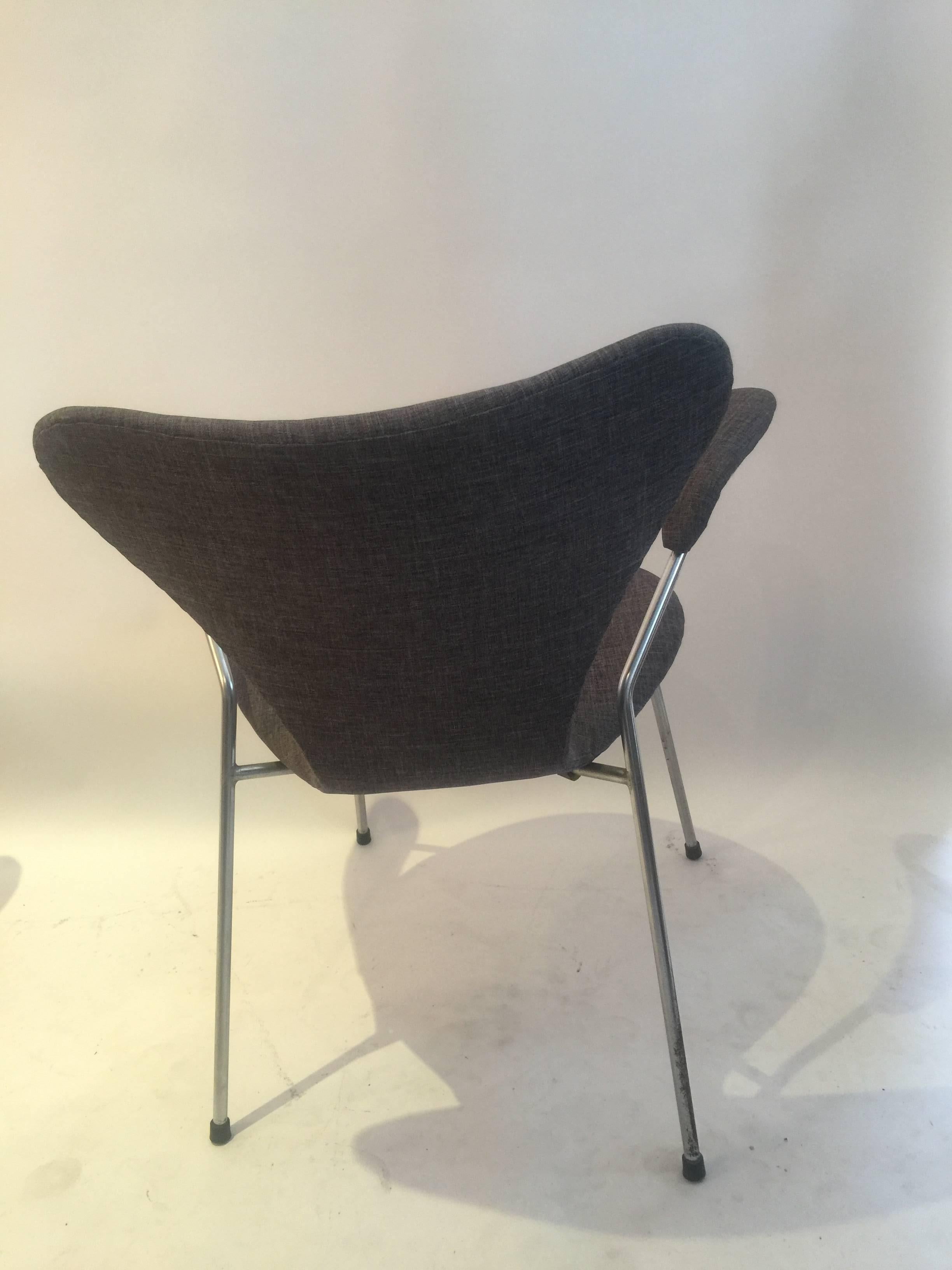 Arne Jacobsen for Fritz Hansen Series 7 Armchair in Grey Fabric In Good Condition In Brooklyn, NY