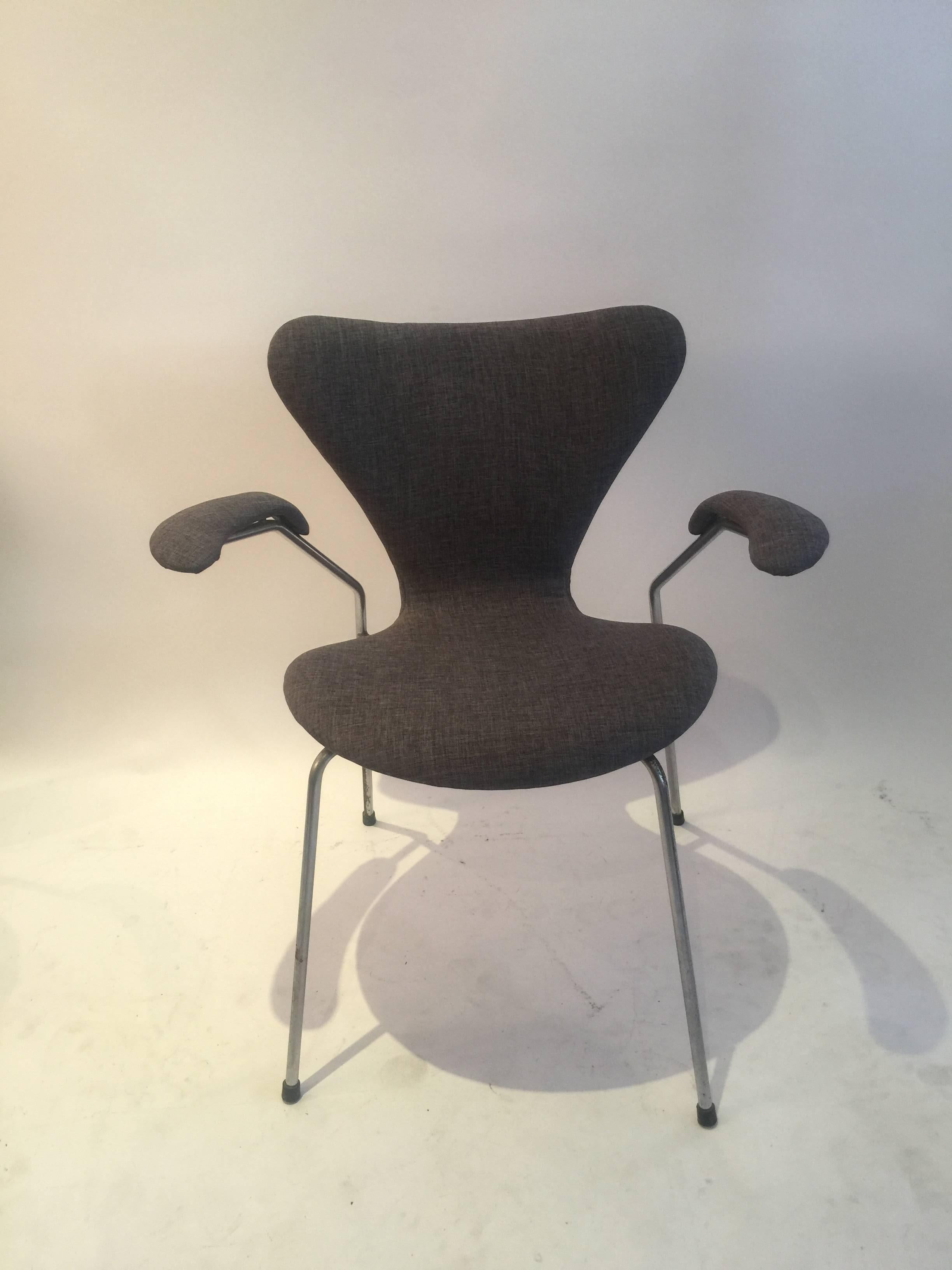 Molded Arne Jacobsen for Fritz Hansen Series 7 Armchair in Grey Fabric