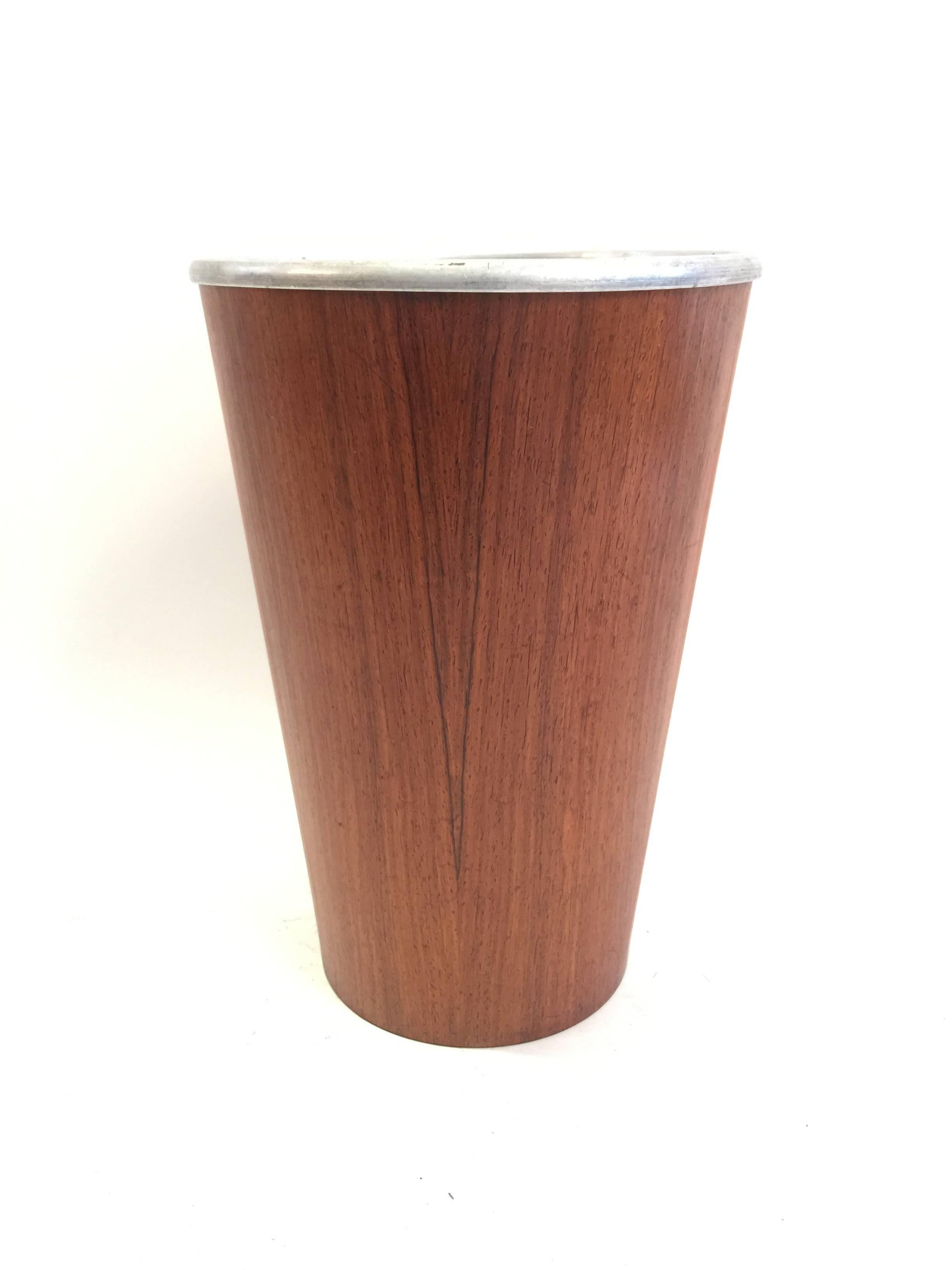 Beautiful and elegant waste paper basket by Martin Aberg for Swedish designer Servex in the 1960s. The basket is comprised of rosewood inside and out and the receptacle comes with its own aluminium insert. This rosewood piece is in excellent