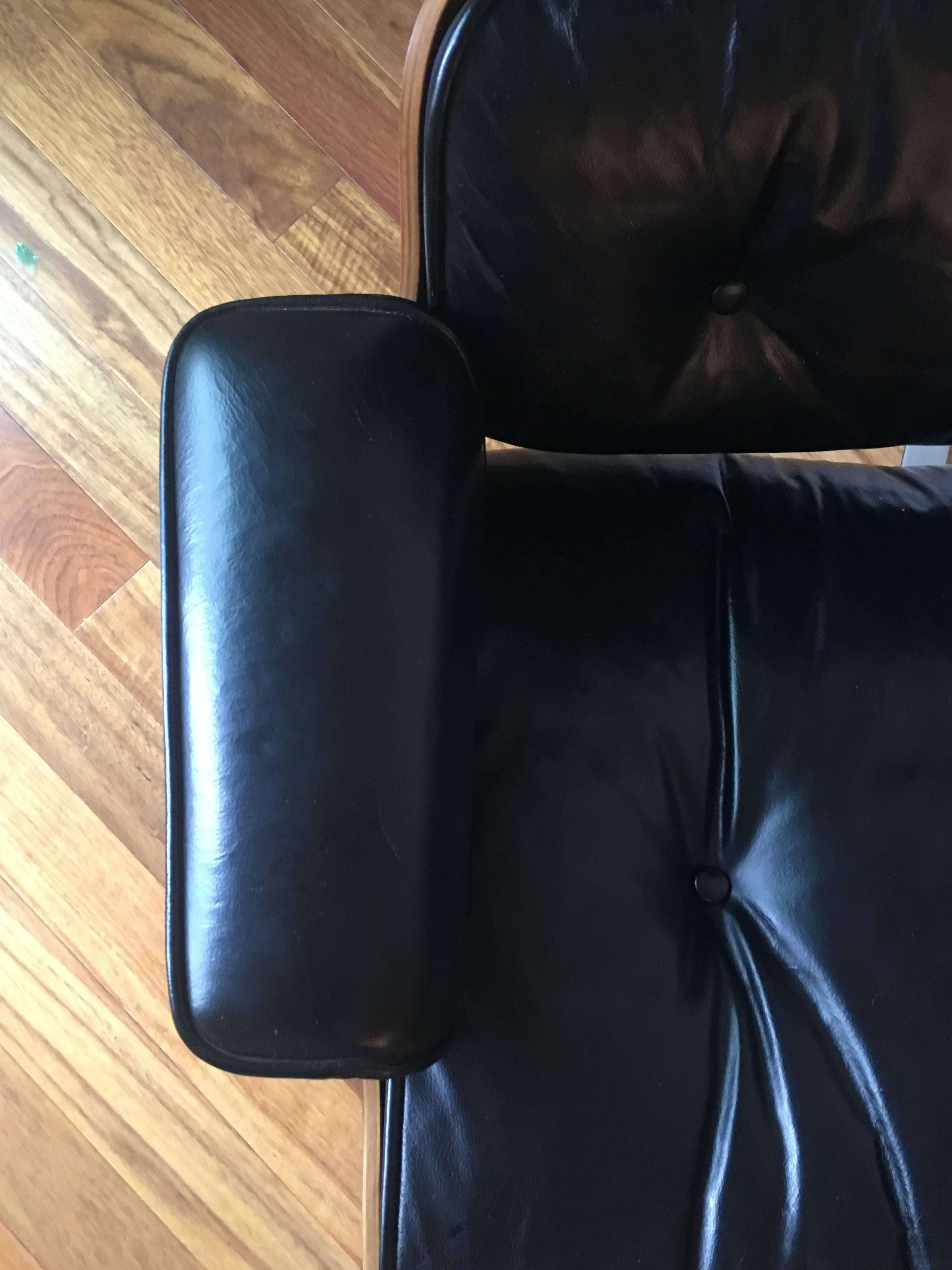 Near Mint Condition 1960s Herman Miller Eames Lounge Chair and Ottoman In Excellent Condition In Brooklyn, NY