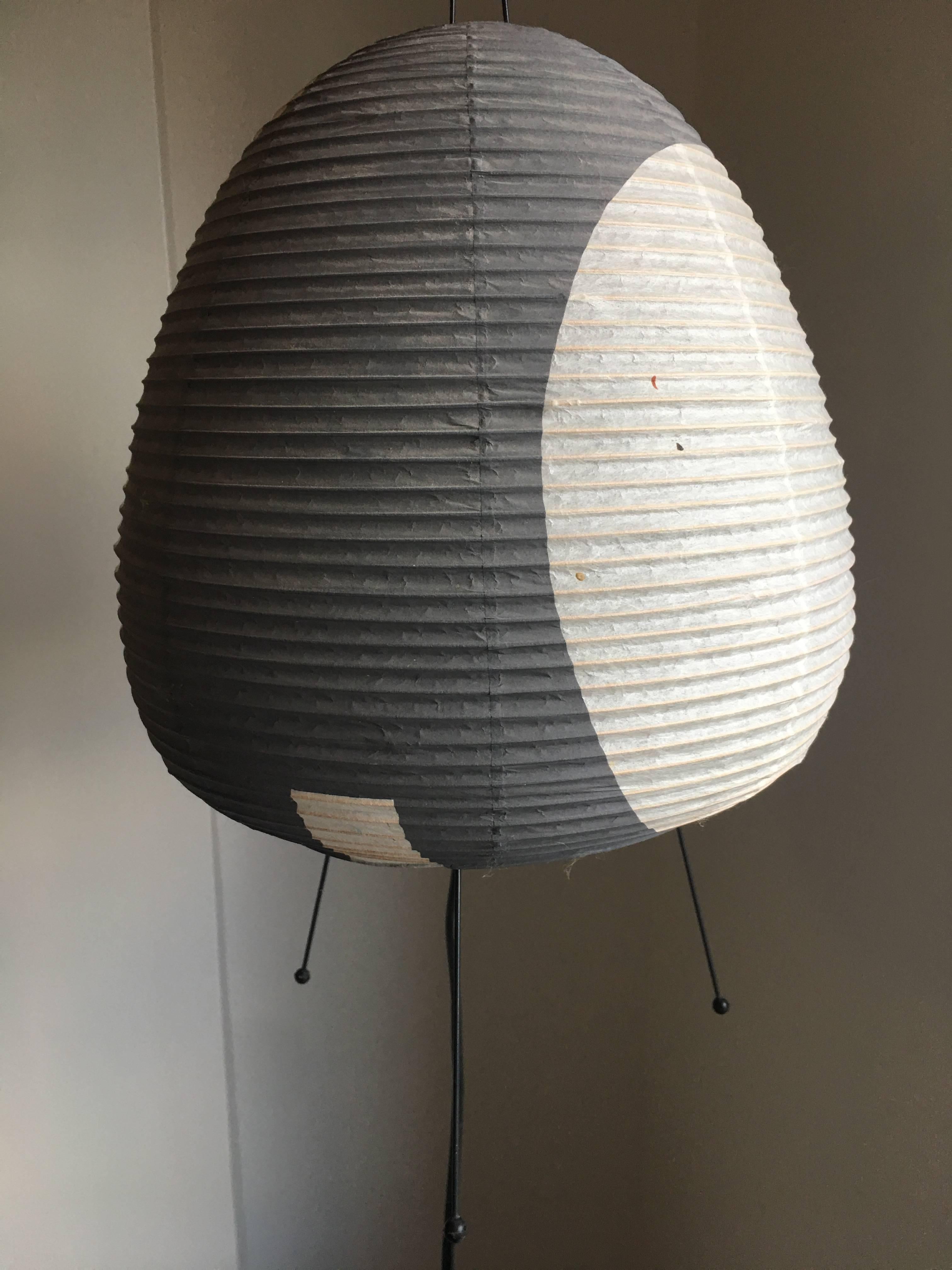 Labeled Isamu Noguchi Akari Paper Table Lamp In Excellent Condition In Brooklyn, NY