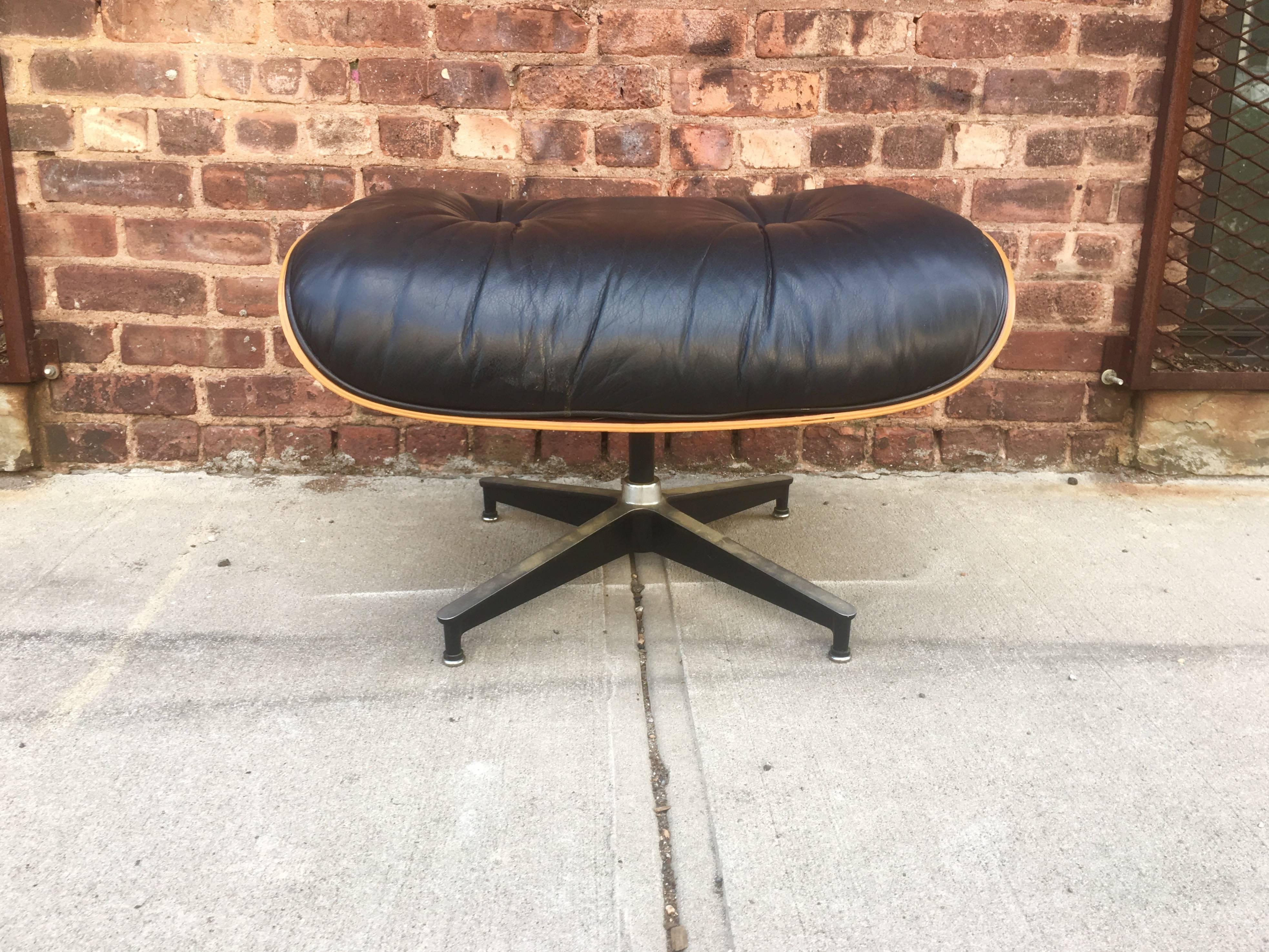 Incredible Herman Miller Eames lounge chair and ottoman. In fantastic condition. From the 1970s.