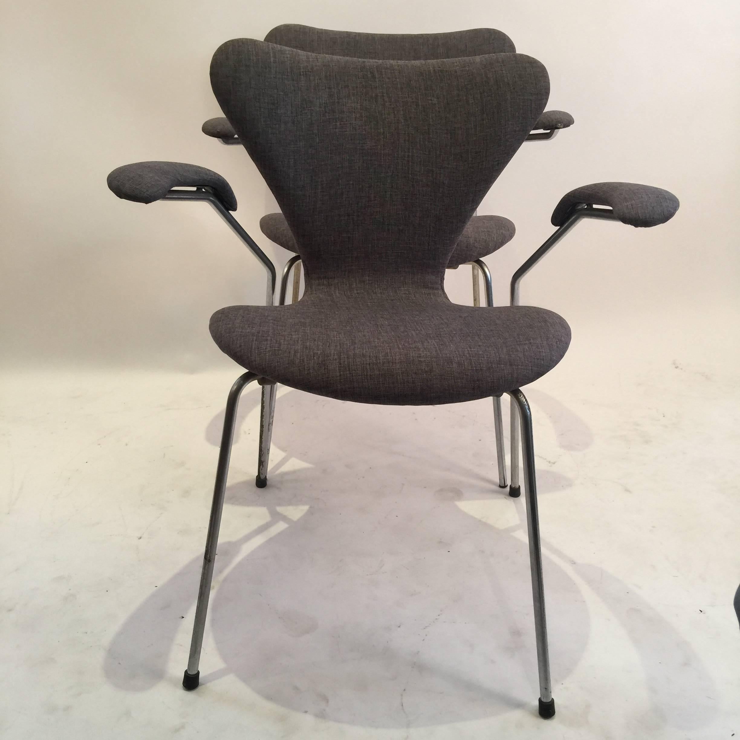 Pair of Arne Jacobsen Series 7 Armchairs for Fritz Hansen 2
