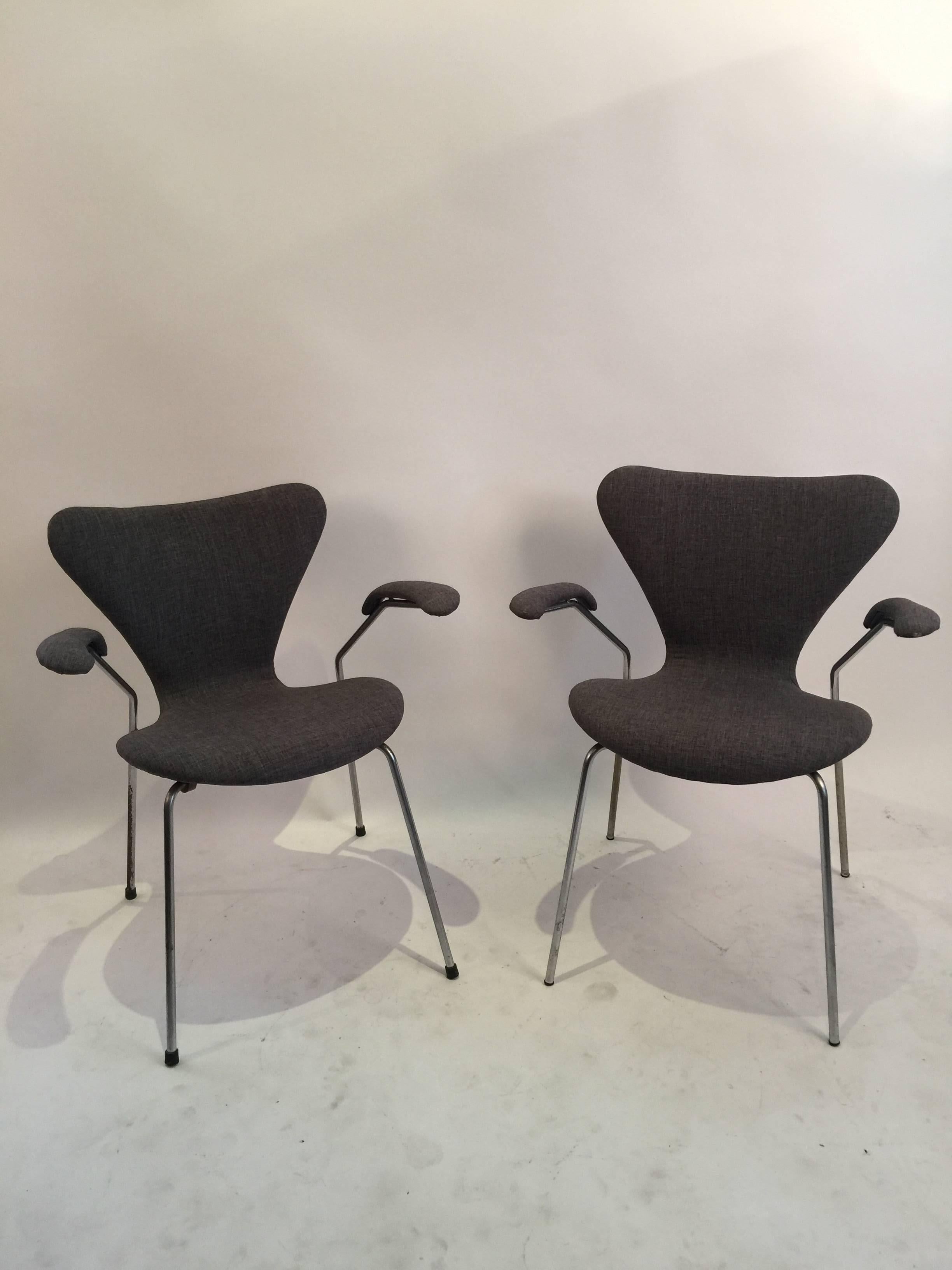 Pair of iconic Fritz Hansen Series 7 armchair designed by Arne Jacobsen in the 1970s. Padded arm version, recovered in the late 1980s by original owner in grey fabric. Built from bent plywood with tubular steel frame. 
 