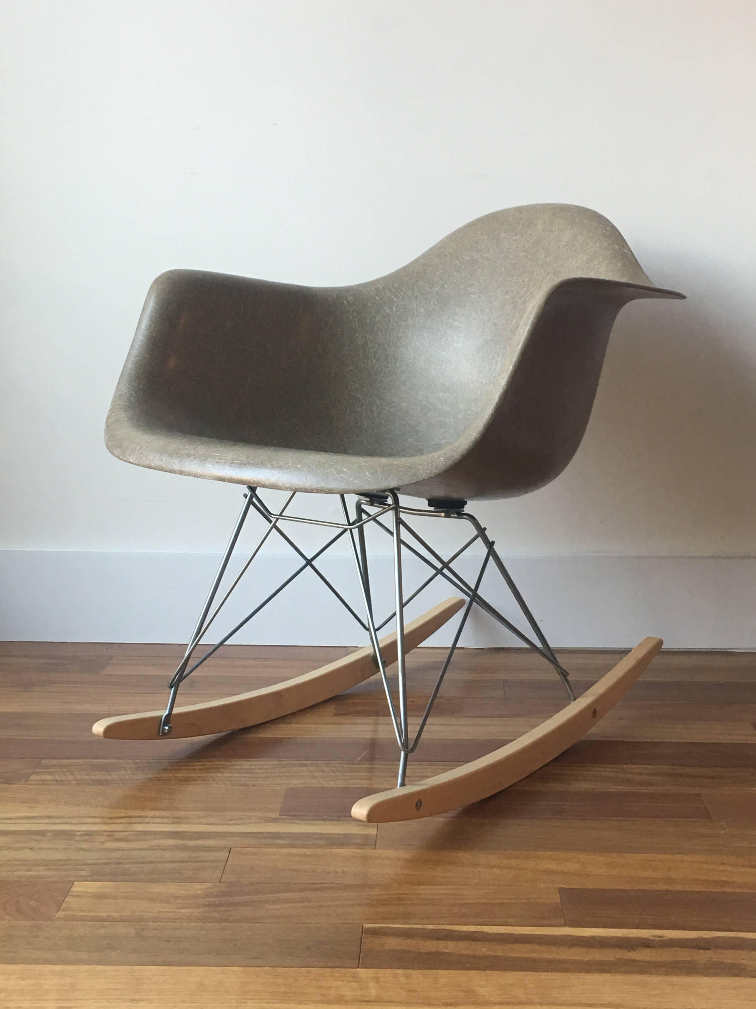 Mid-Century Modern Herman Miller Eames RAR Rocking Chair in Raw Umber
