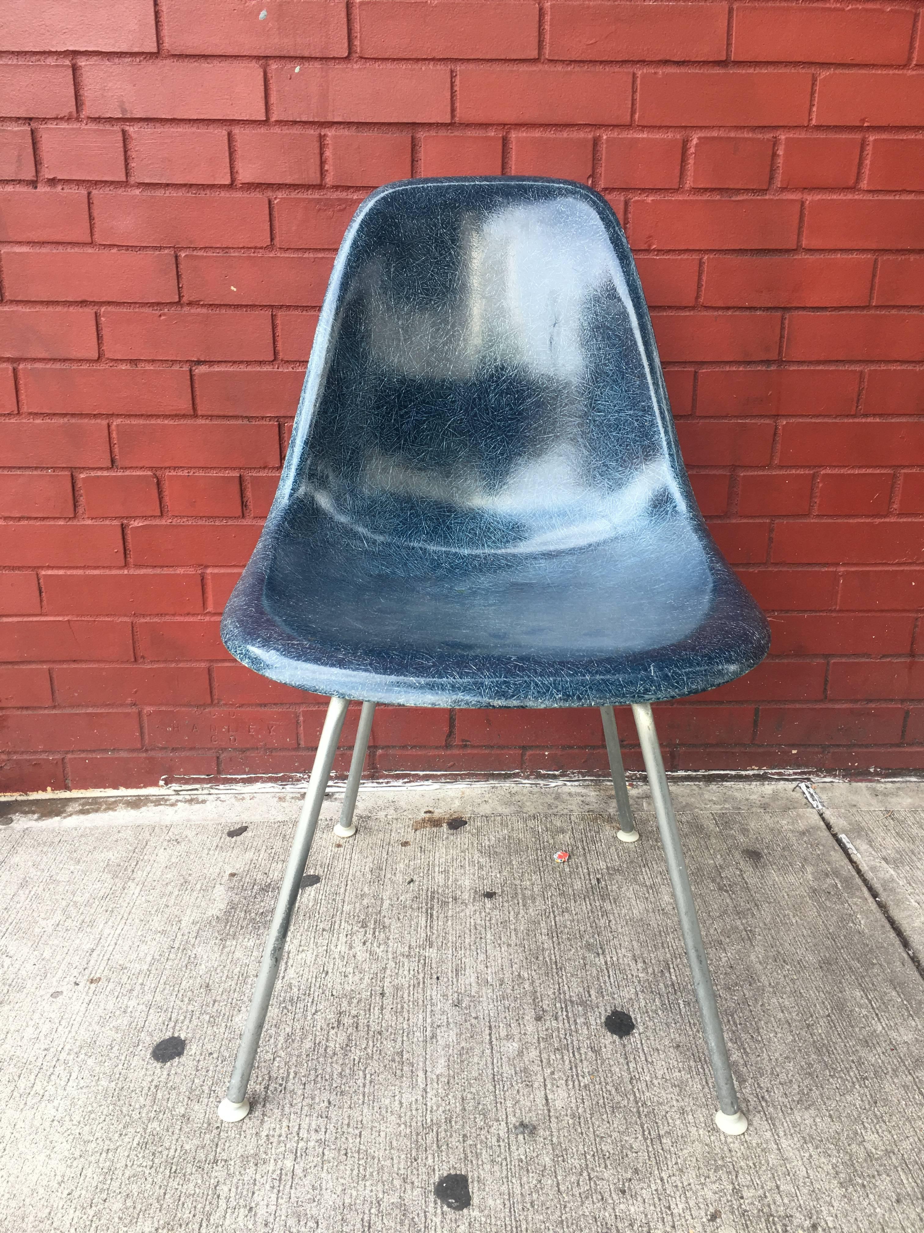 Four Herman Miller Eames fiberglass dining chairs in rare navy blue. In excellent original condition on original bases. 