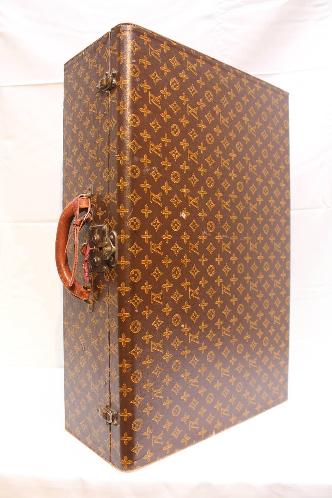 Authentic and beautiful Louis Vuitton monogram suitcase, made in the 1940's, with canvas with 