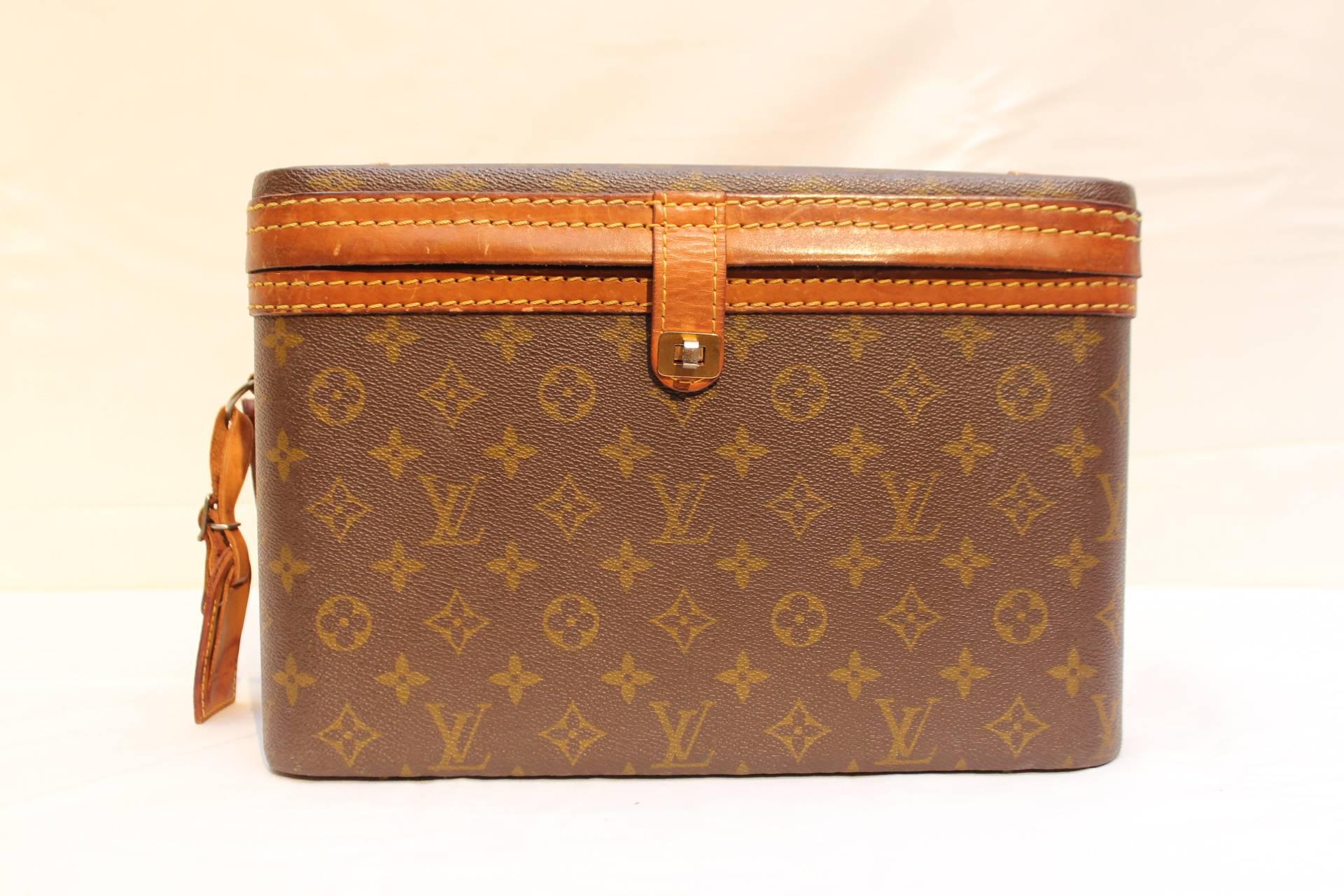 This beautiful vintage Louis Vuitton vanity case was made during the 1980's. Authentic details from Louis Vuitton are recognizable : monogram 