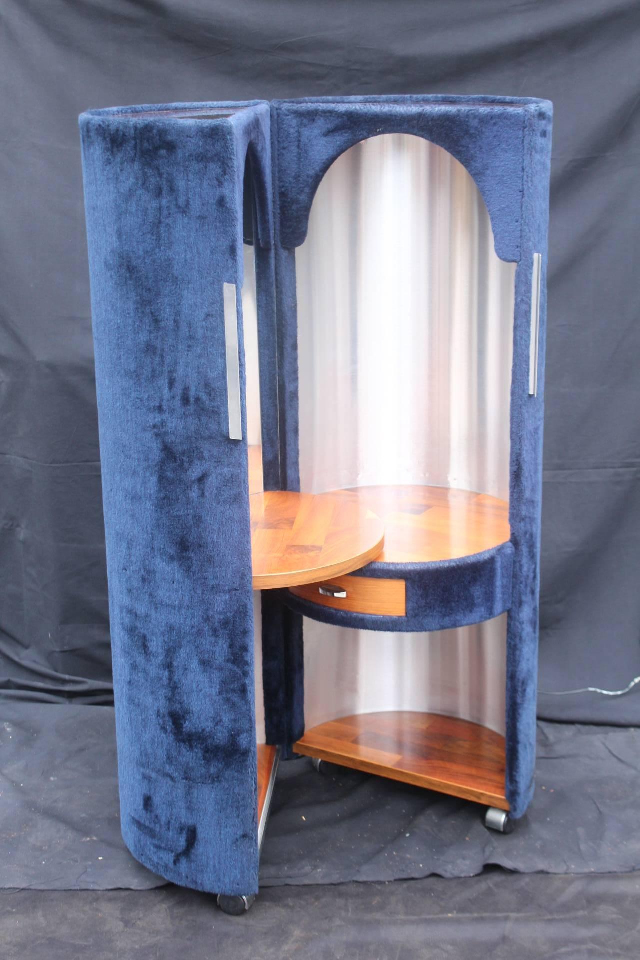 Italy Pop Design Round Mirrored Vanity Attributed to Poltrona Frau, 1970s  In Good Condition For Sale In Saint-Ouen, FR