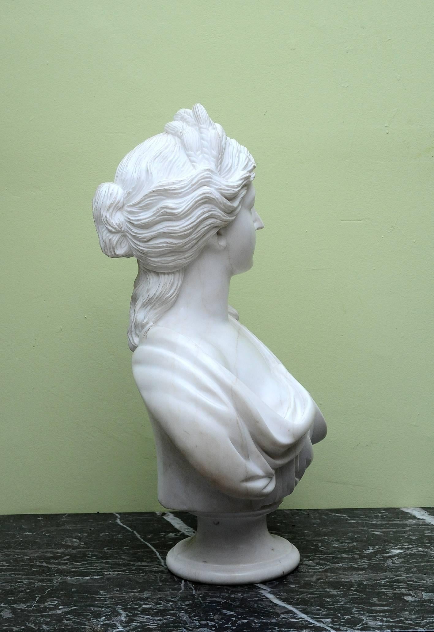 Mid-20th Century White Marble Woman's Bust In Excellent Condition For Sale In Saint-Ouen, FR