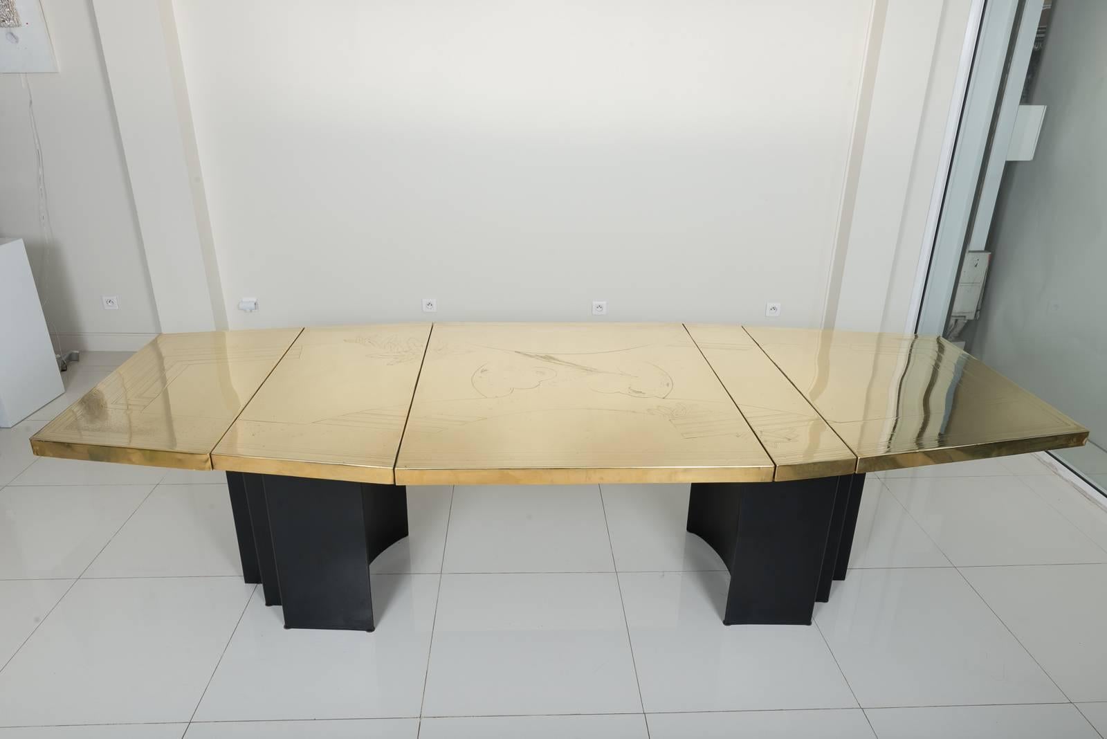 Rare dining table by Christian Heckscher first Production in 1972, unique Piece of him and sign of him.
Engraved top in brass metal, metal feet black, motif abstract geometrique.
This dinning table is a sculpture of him.
The table a few