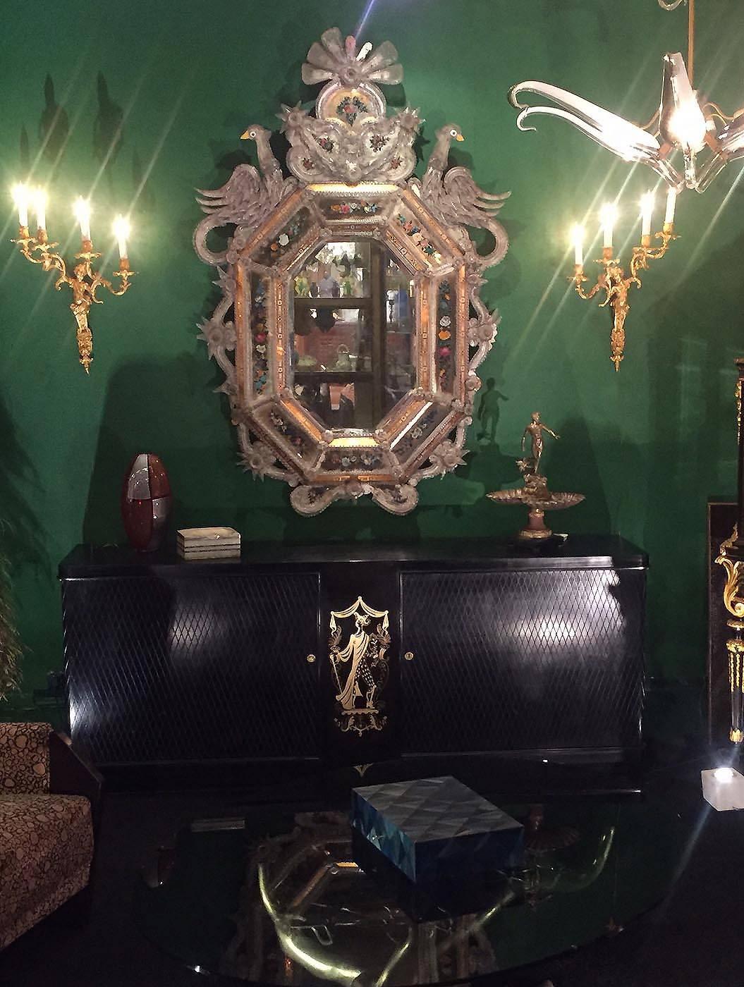 Rare mirror Venetian, end 19th century by Toso and Barovier Murano.
This mirror is spectacular for the size and the pattern with the model swan.
She are missing and broken parts on the mirror leaf and flowers.
But, we have make a cotation for the