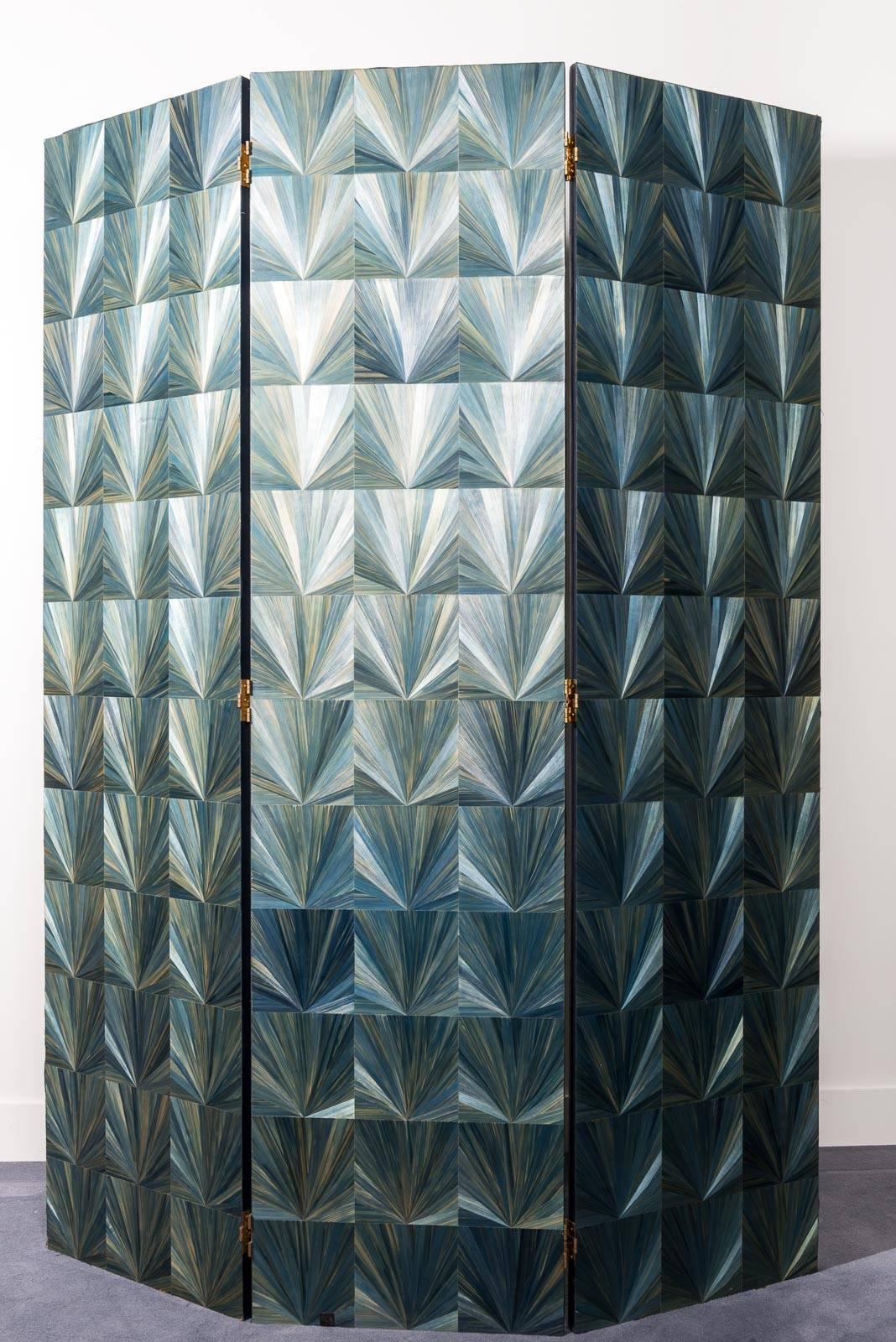 Elegant and authentic screen in the style of Jean Michel Frank divided in three leaves of an eventail pattern in a Camaïeu of blue and green straw marquetry by Frederic DAD, 2010.

Different colors available.