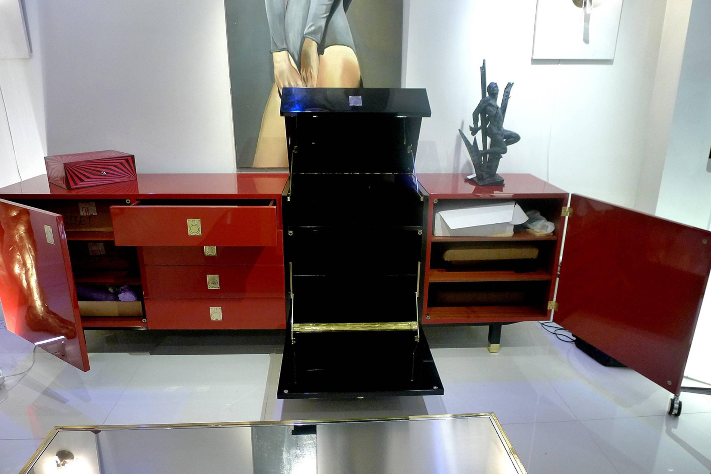 A side board in black red lacquer and black lacquer center, interior in mahogany, finishing satin varnish, the buffet has four bronze feet in finish, model very chic and atypique, you have in center a door or you have a possibility to including a