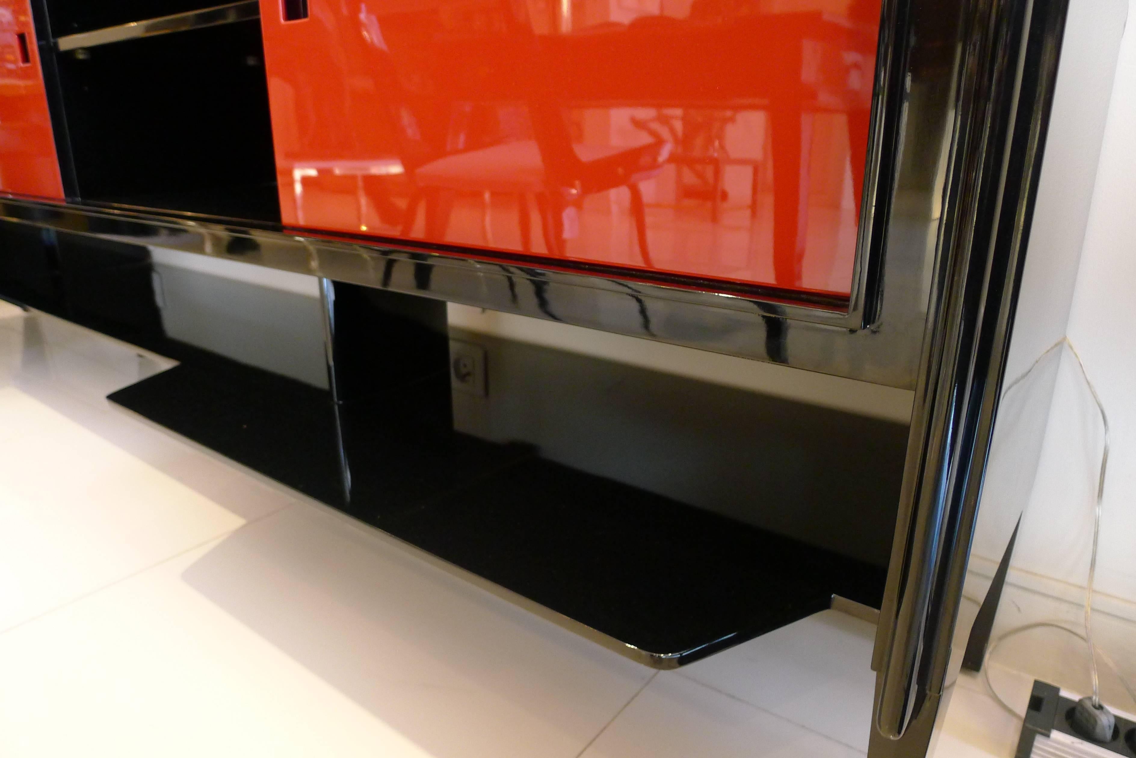 Mid-Century Modern Cabinet in Black and Red Lacquer, circa 1960 For Sale