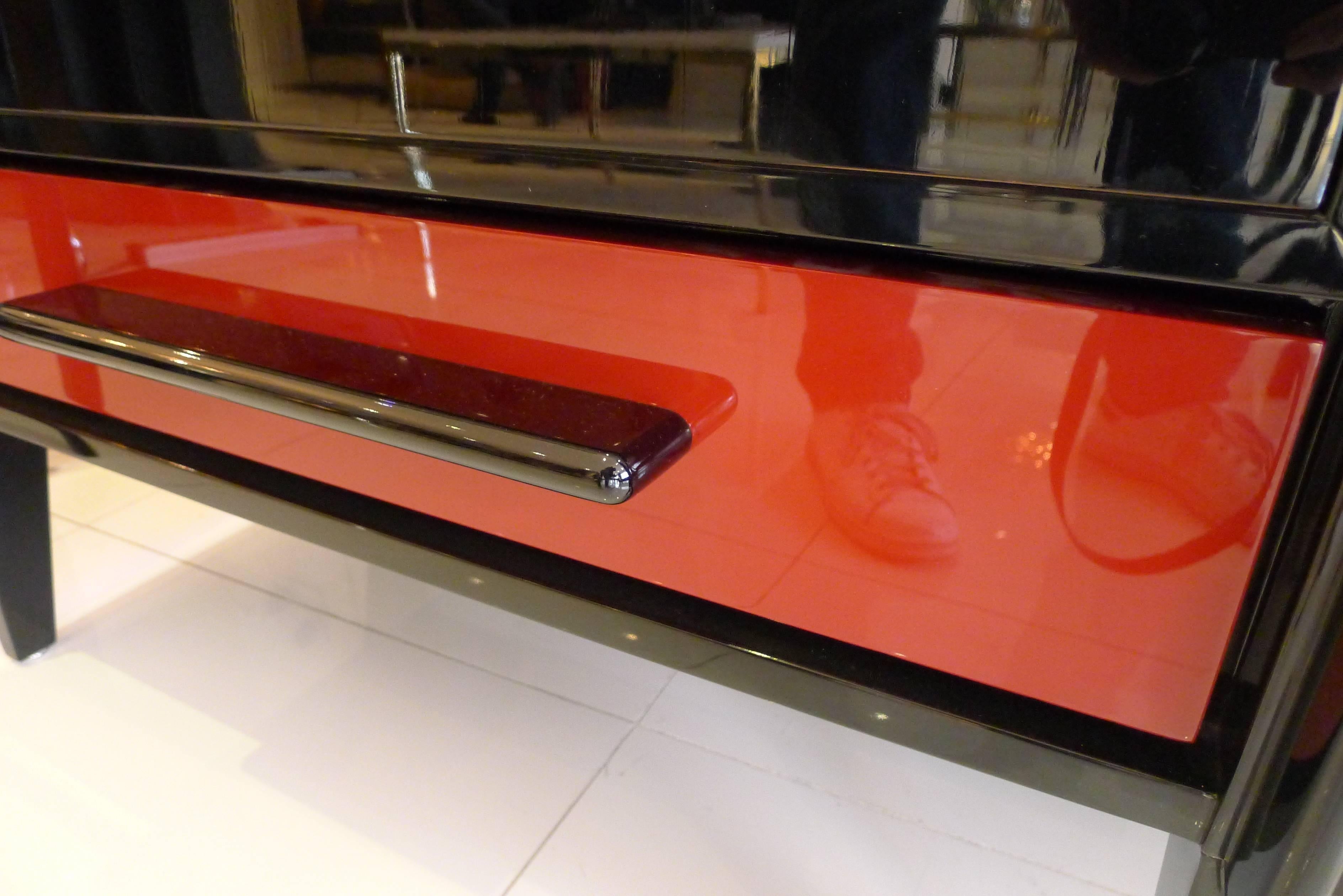 Cabinet in Black and Red Lacquer, circa 1960 In Good Condition For Sale In Saint-Ouen, FR