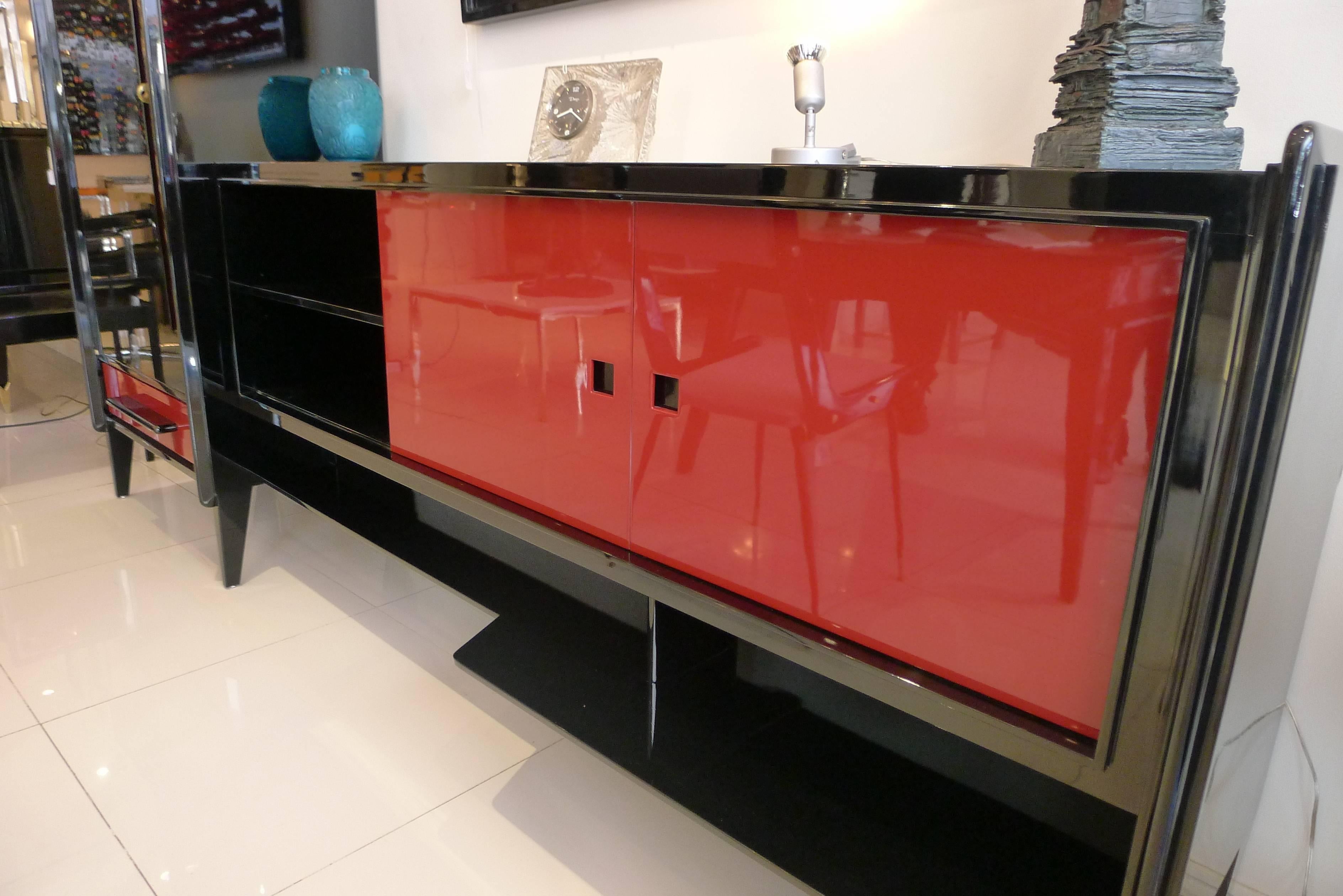 Cabinet in black and red lacquer with a door left and drawer down with two slide doors right, interior in mahogany, perfect model for the living room or master bed room for include the tv on the wall, period for this cabinet, 1960.
The varnish been