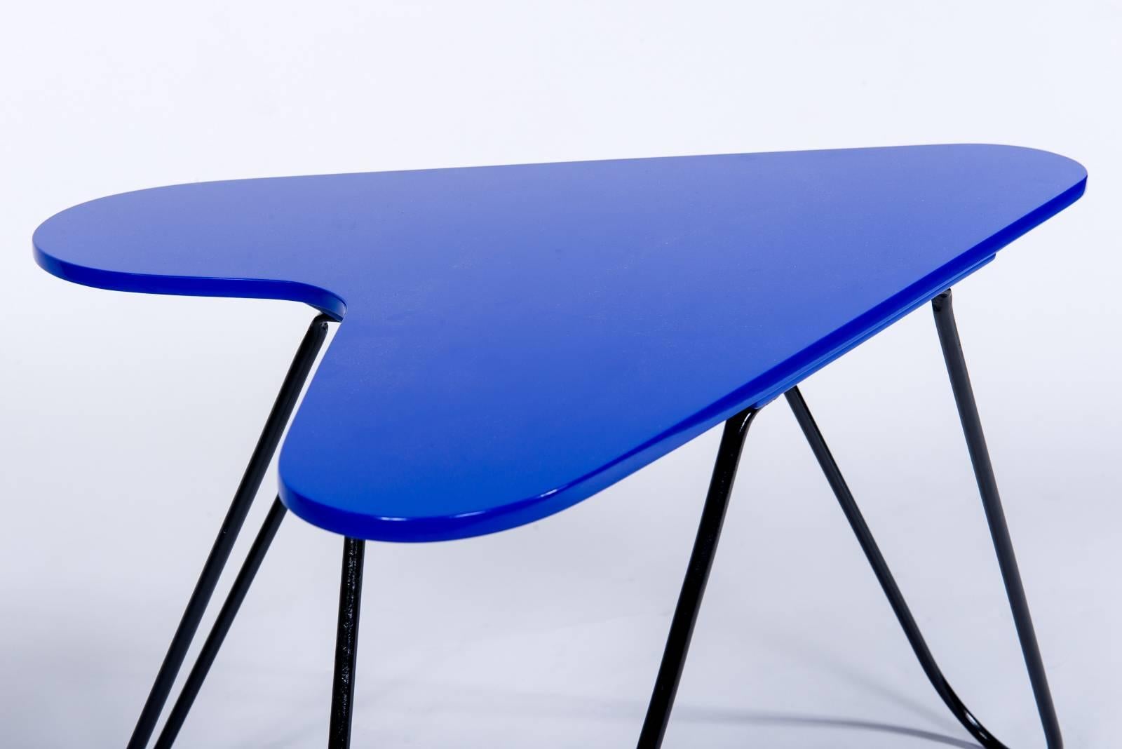 A coffee table model boomerang by the famous artist Mategot, circa 1950.
Top in blue ocean lacquer, the lacquer is new.
Structure in iron metal.
Model very chic and tendance.