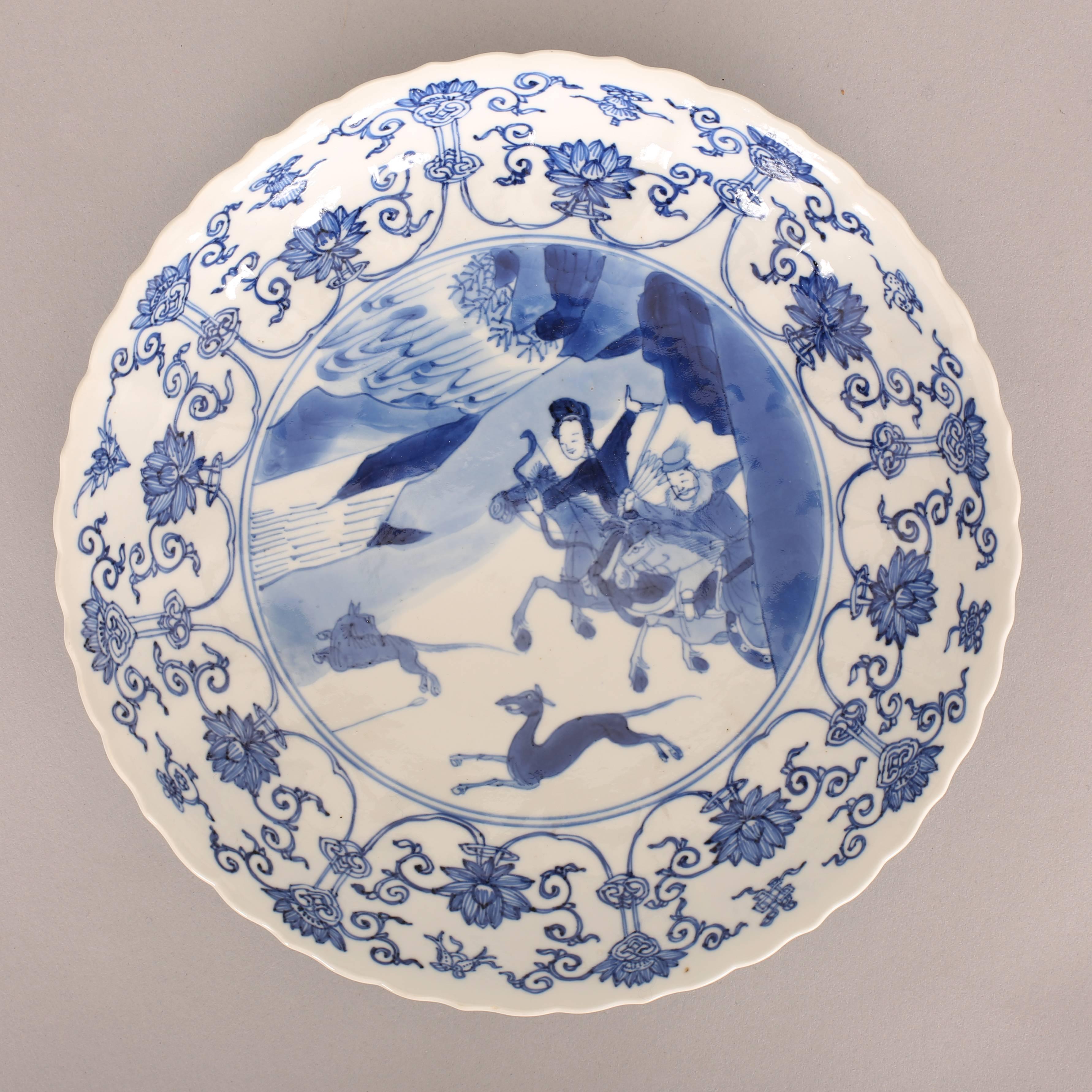 Painted Chinese Porcelain Blue and White Saucer Dish with Hunting Scene, 17th Century For Sale