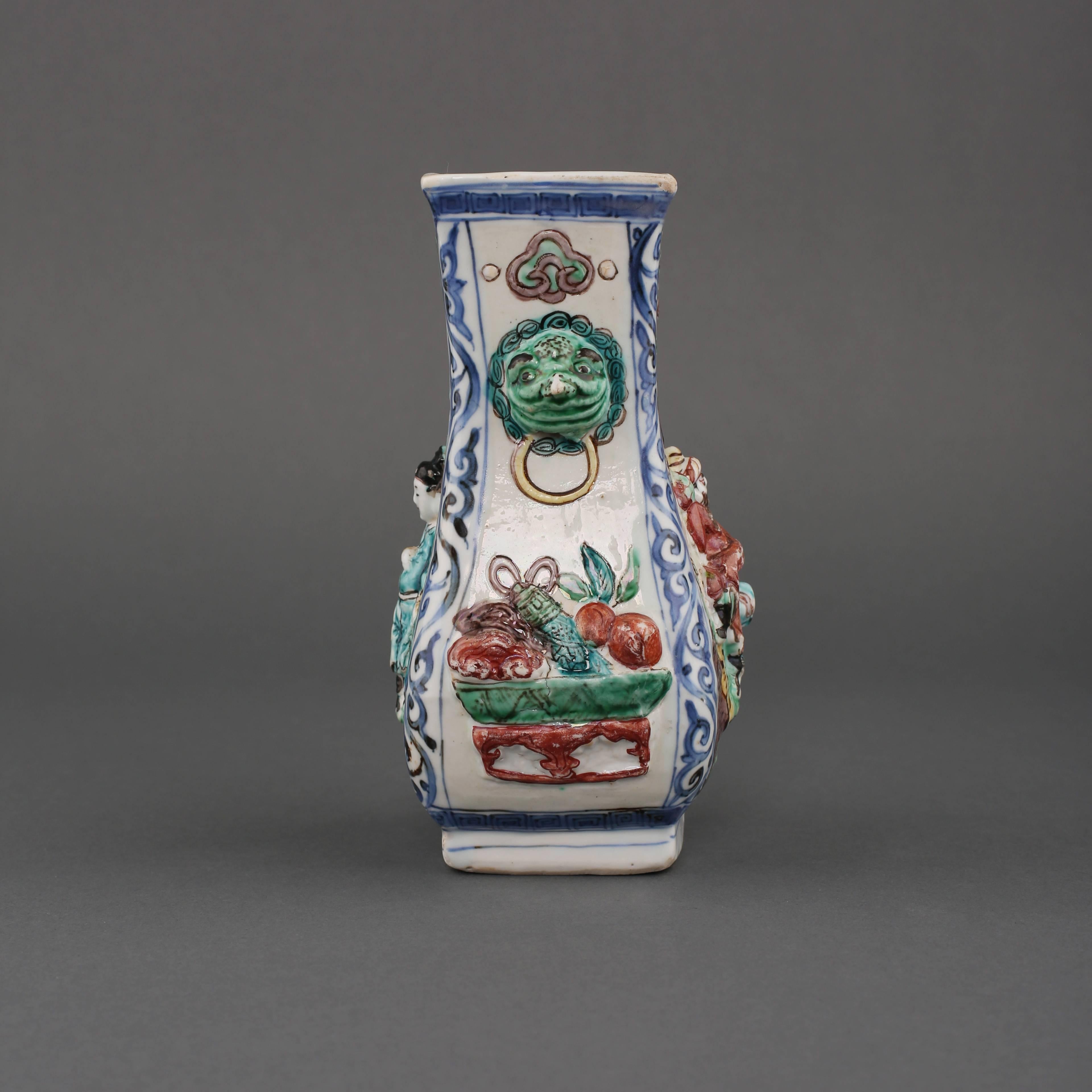 Painted Chinese Porcelain Wucai Pear Shaped Rectangular Vase, 17th Century For Sale