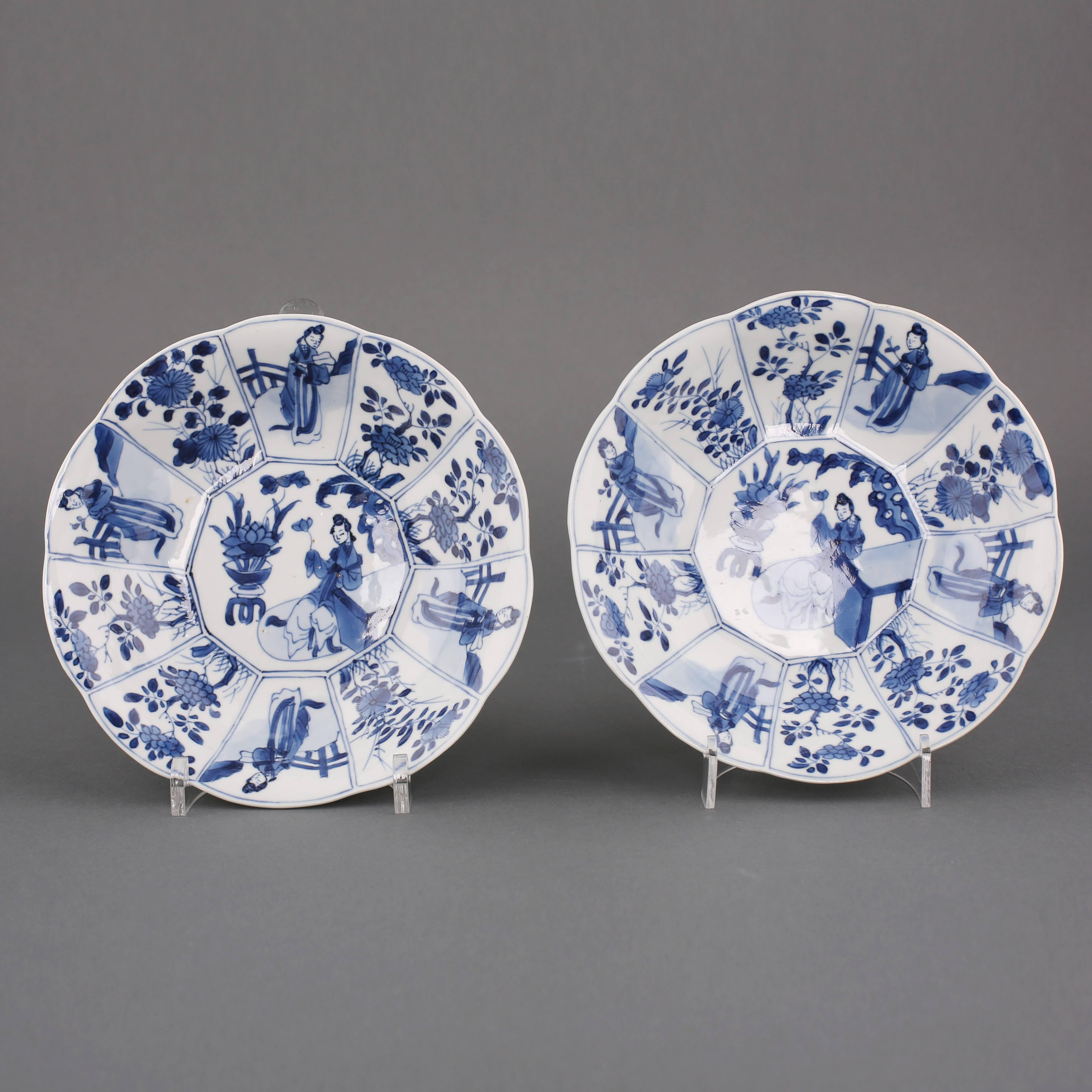 Painted Pair of Chinese Porcelain Blue and White Dishes, 17th Century For Sale
