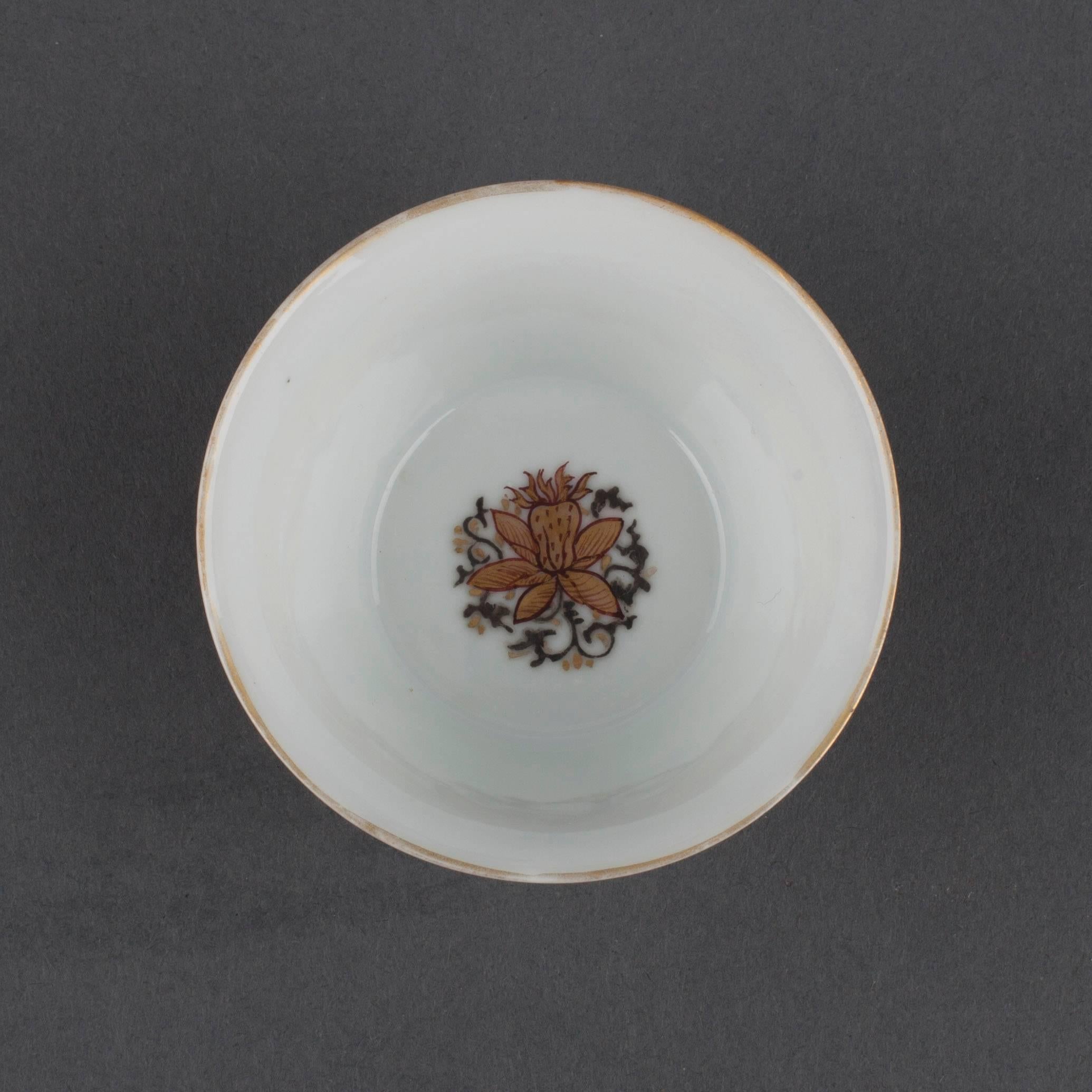 Qing Chinese Porcelain Tea Bowl and Stand, Yongzheng, 18th Century For Sale