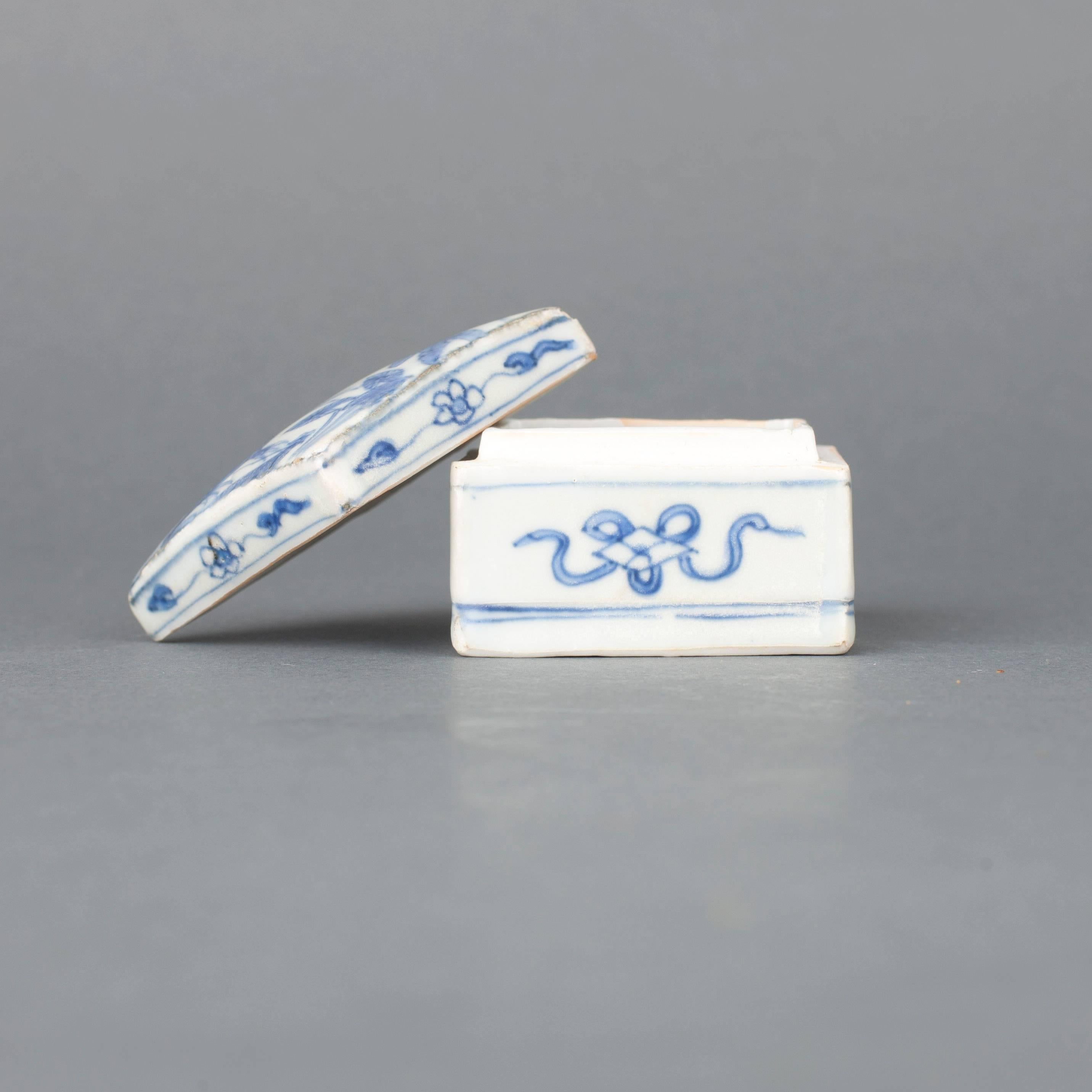 Painted Rare Chinese Porcelain Ming Blue and White Square Box and Cover, 17th Century For Sale