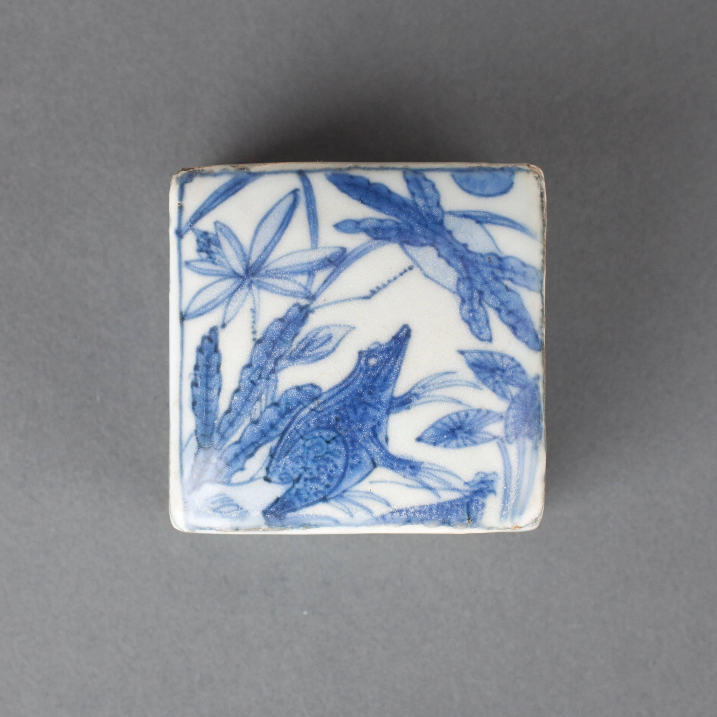 Rare Chinese Porcelain Ming Blue and White Square Box and Cover, 17th Century In Good Condition For Sale In London, GB