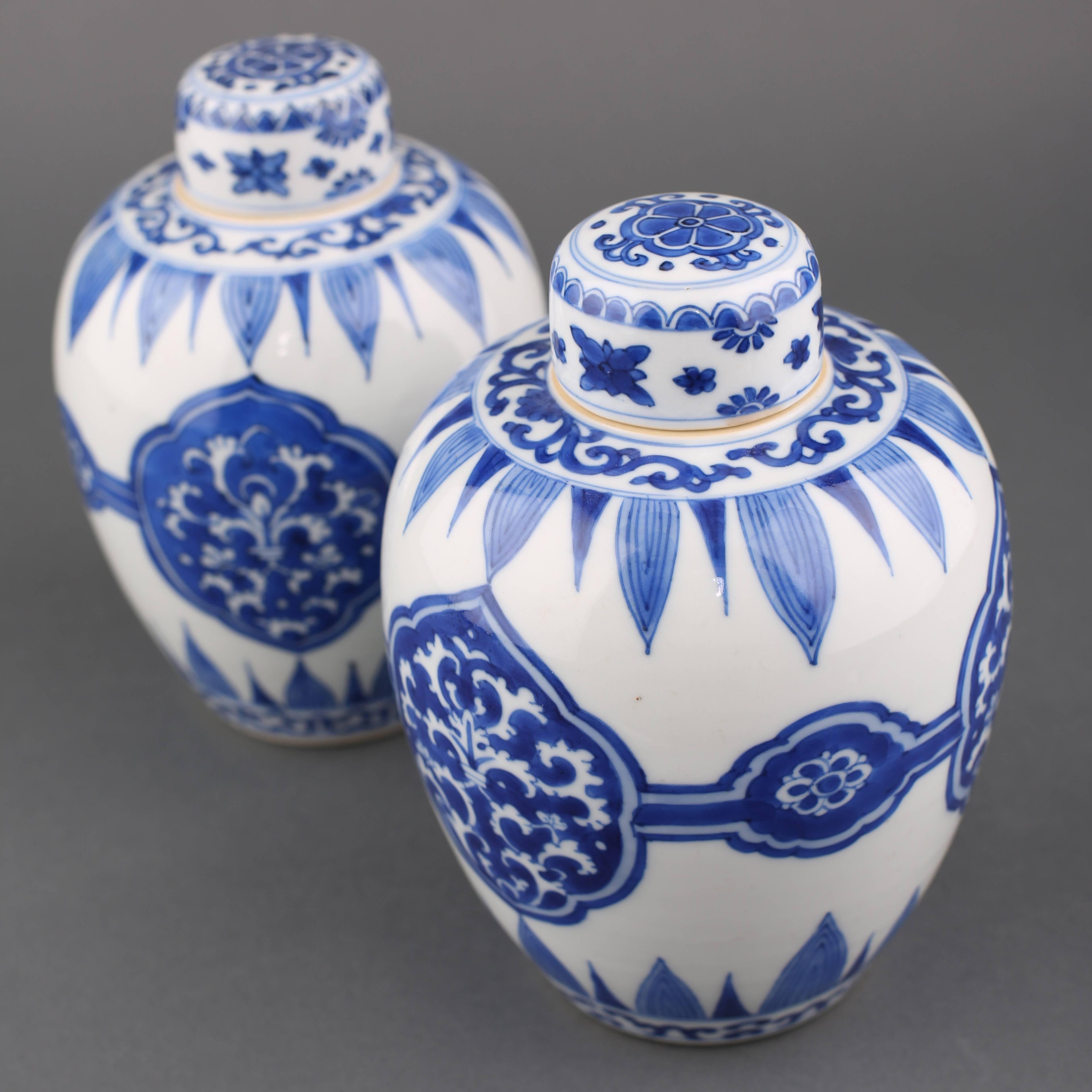 Chinese Porcelain Blue and White Pair Ovoid Jars and Covers, Kangxi In Excellent Condition For Sale In London, GB