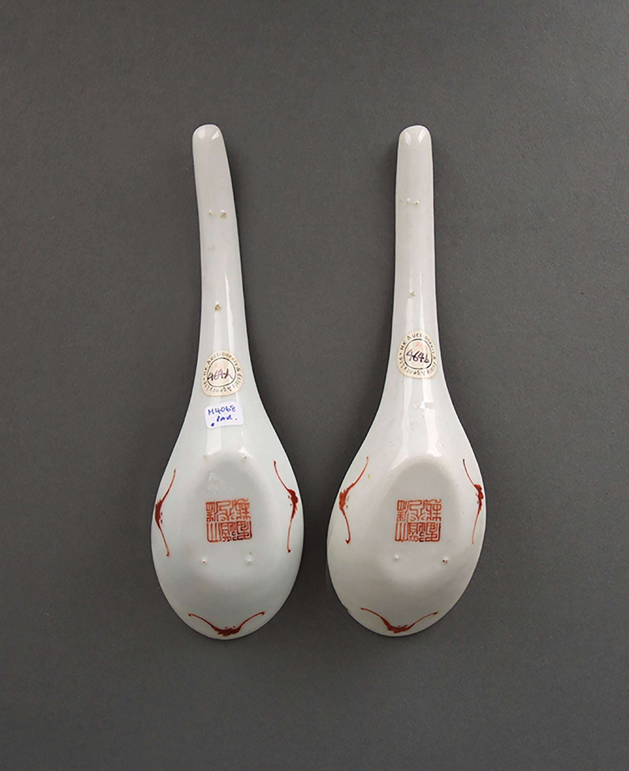 Pair of Chinese Porcelain Spoons with Blossoms and Birds, 19th Century In Good Condition For Sale In London, GB