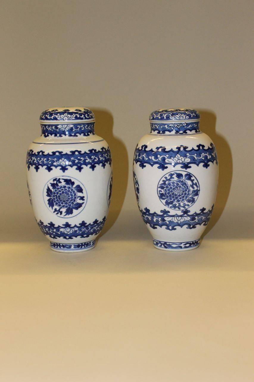 Qing Pair of Chinese Porcelain Blue and White Ovoid Jars and Covers, 17th Century For Sale