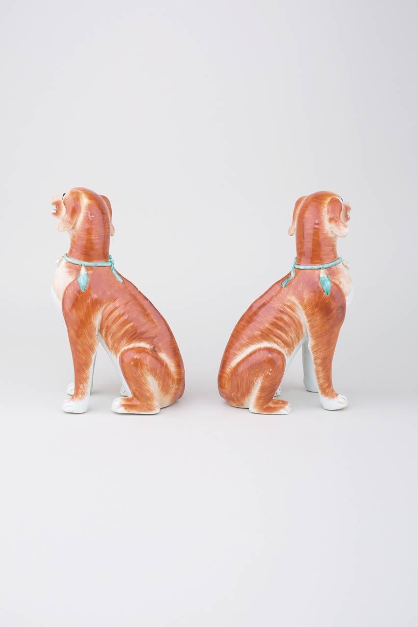 Pair of Chinese Export Porcelain Seated Open-Mouthed Hounds, 18th Century In Excellent Condition In London, GB