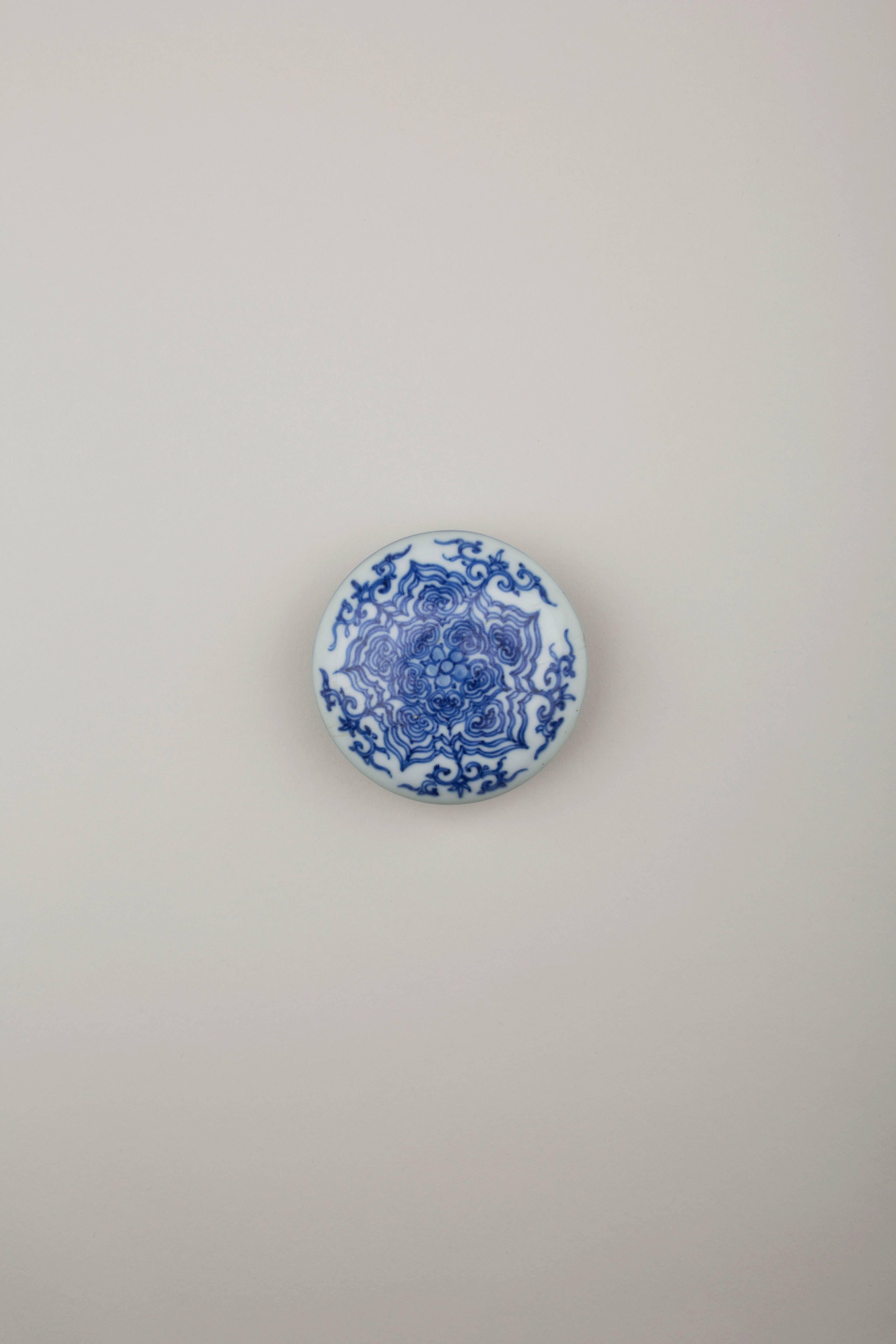 Chinese porcelain blue and white circular soft paste box painted in underglazed blue with a stylised floral design on the cover, the underneath with two floral sprays, the interior glazed white.

Kangxi, circa 1645

Diameter: 8.3 cm

Formerly
