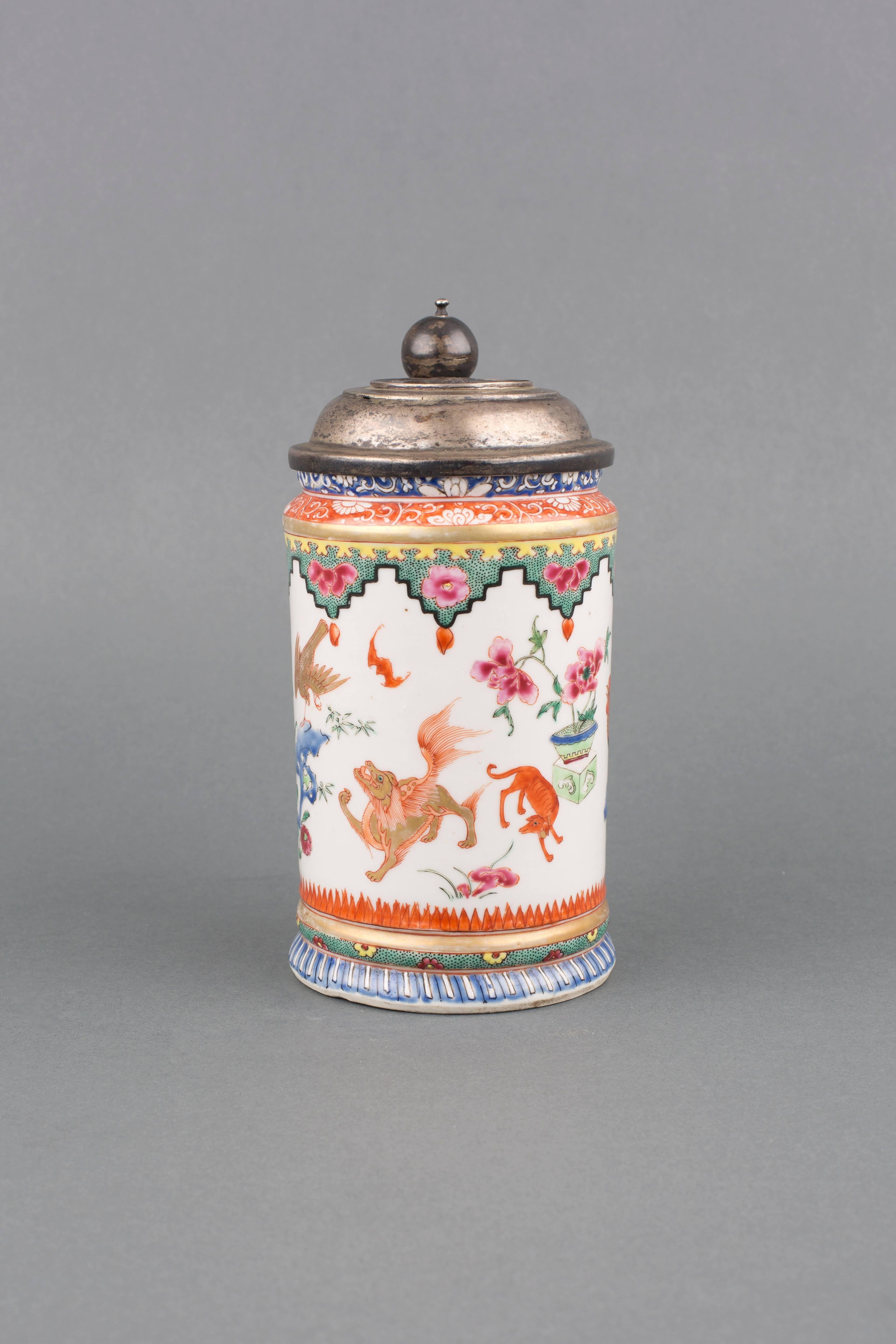 Chinese Export Porcelain Famille Rose Tankard, Qianlong, circa 1760 For Sale 2