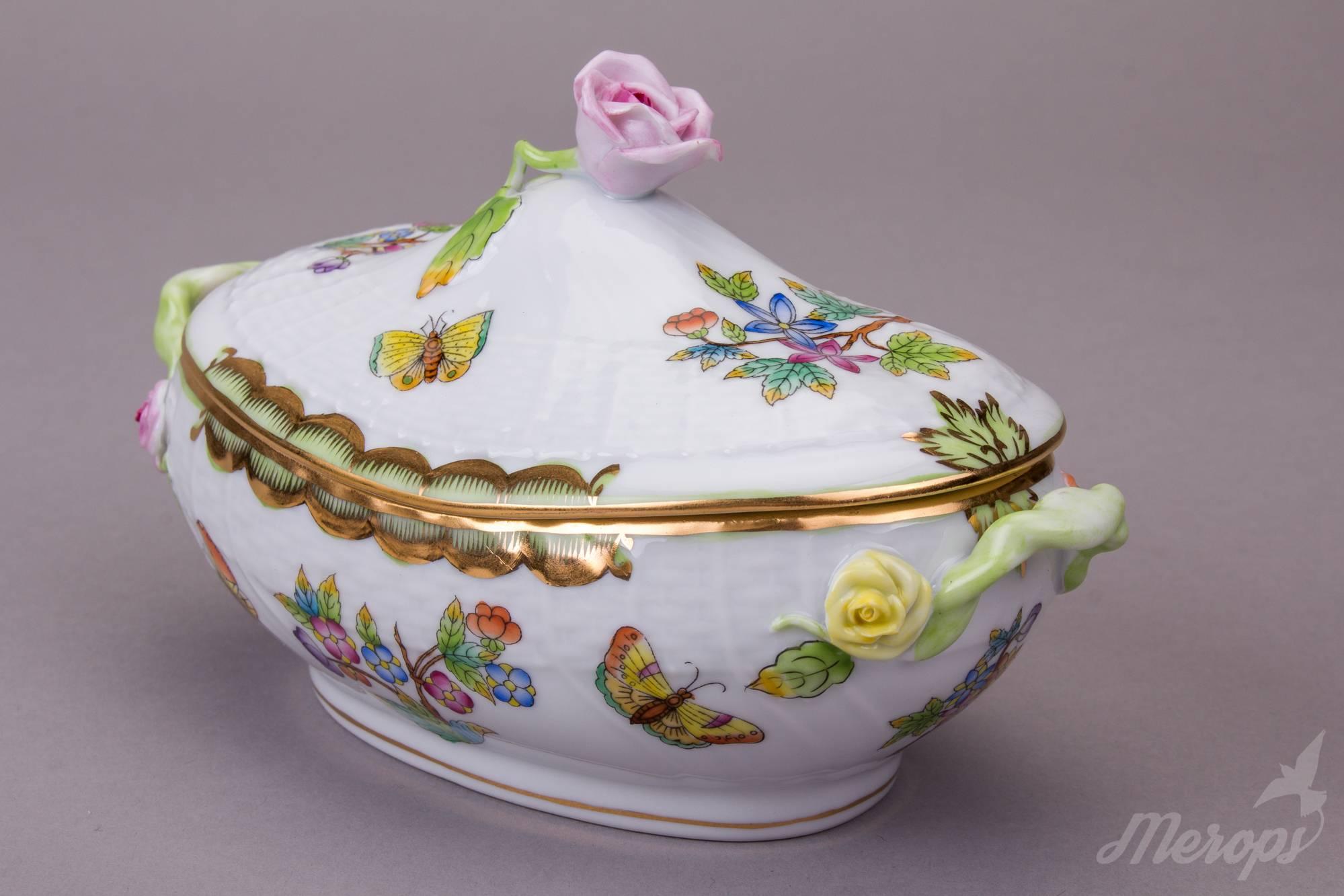 Hungarian Herend Queen Victoria Boat Box with Lid and Handles, circa 1975