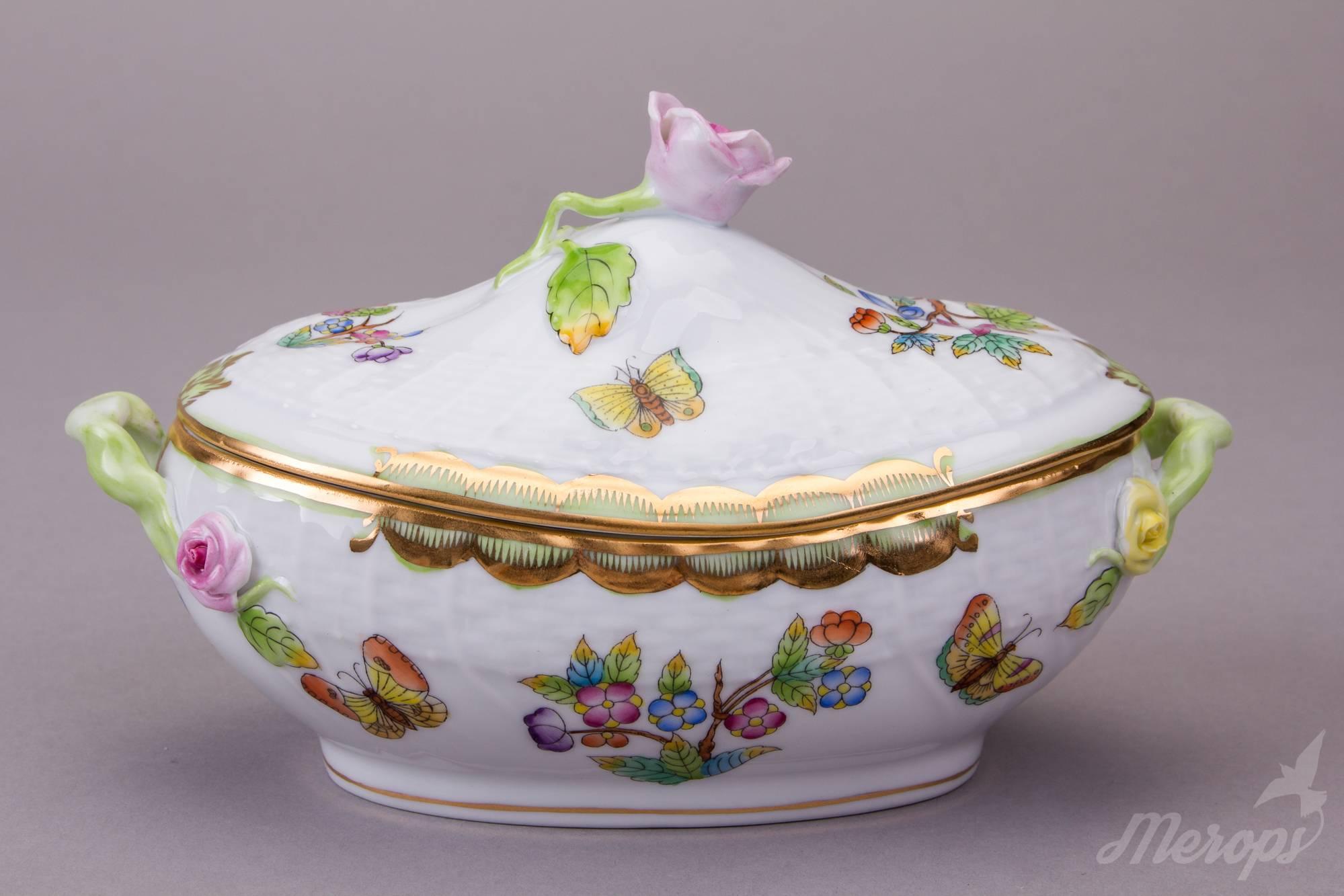 Hand-Painted Herend Queen Victoria Boat Box with Lid and Handles, circa 1975