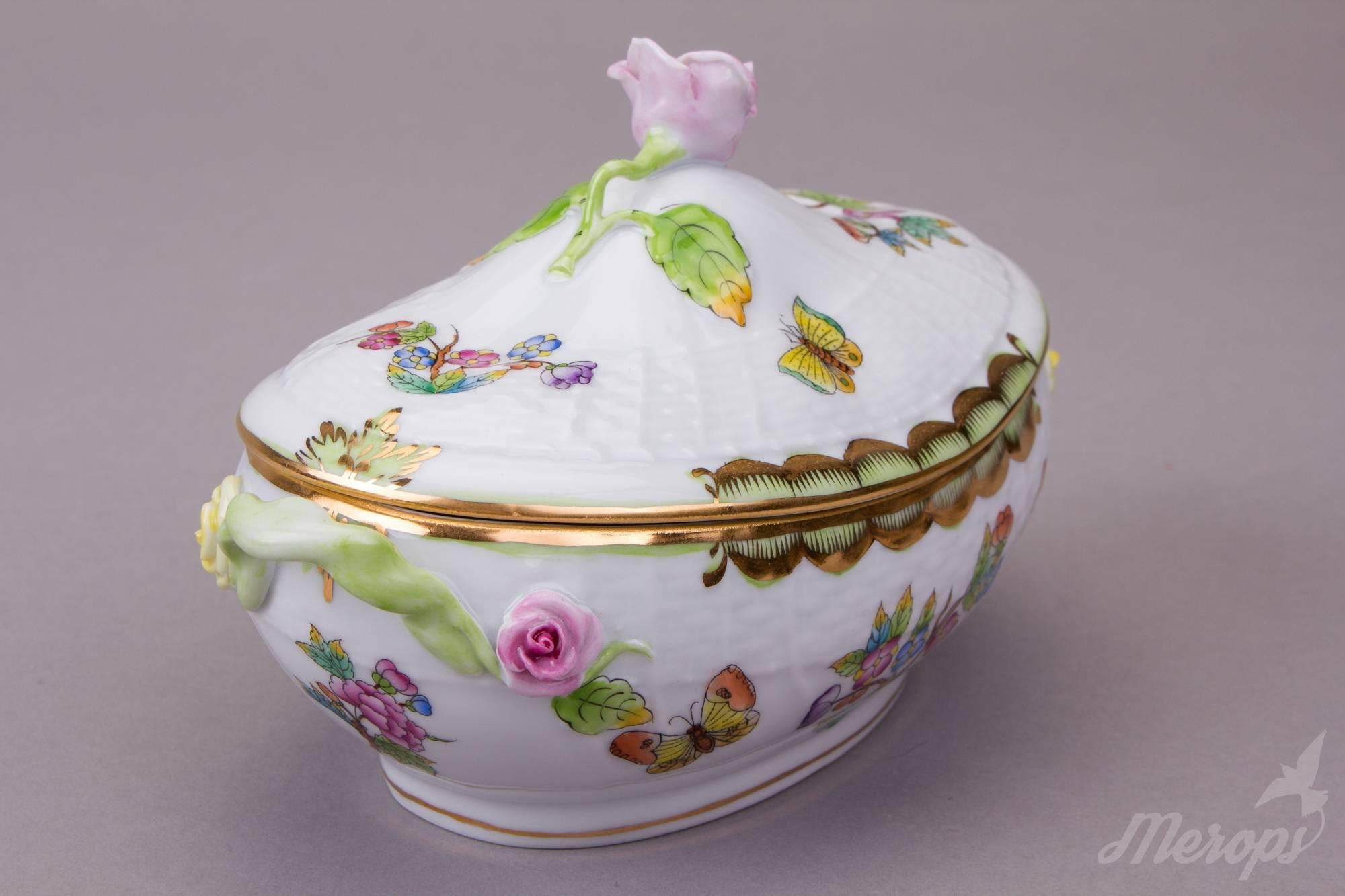 Herend Queen Victoria Boat Box with Lid and Handles, circa 1975 In Excellent Condition In Budapest, HU