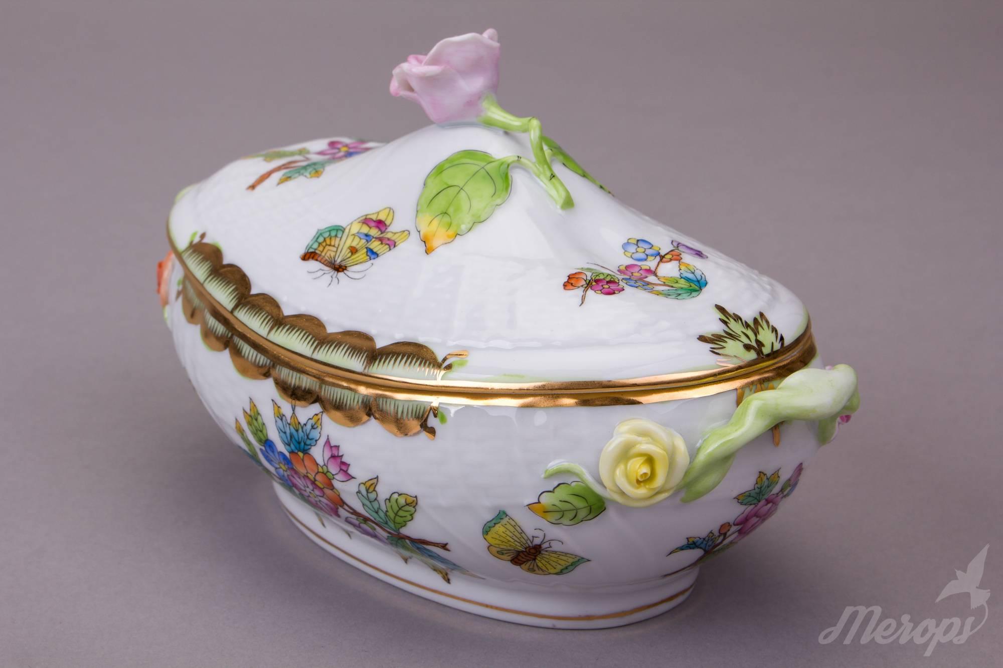 Late 20th Century Herend Queen Victoria Boat Box with Lid and Handles, circa 1975