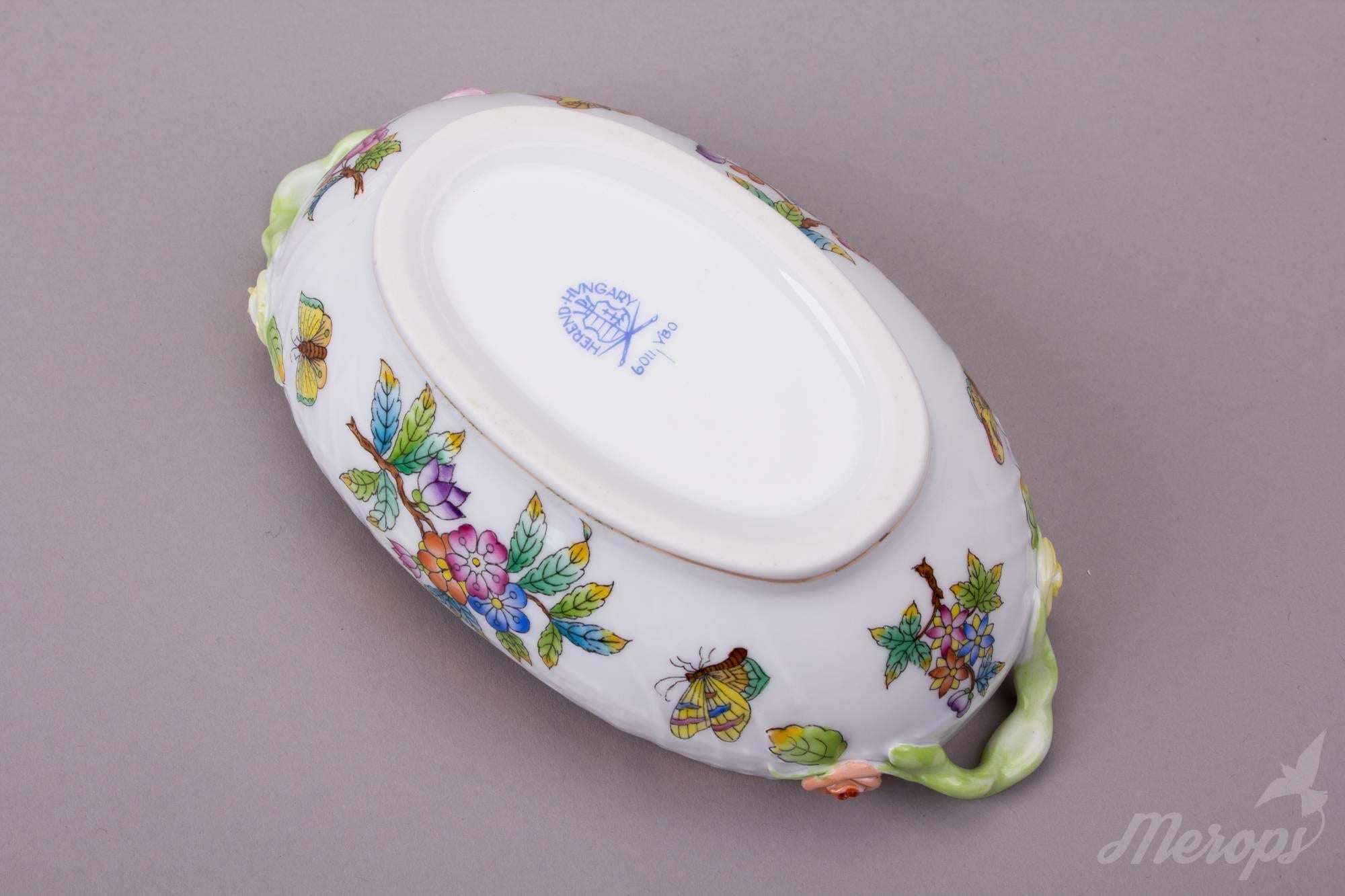Herend Queen Victoria Boat Box with Lid and Handles, circa 1975 2