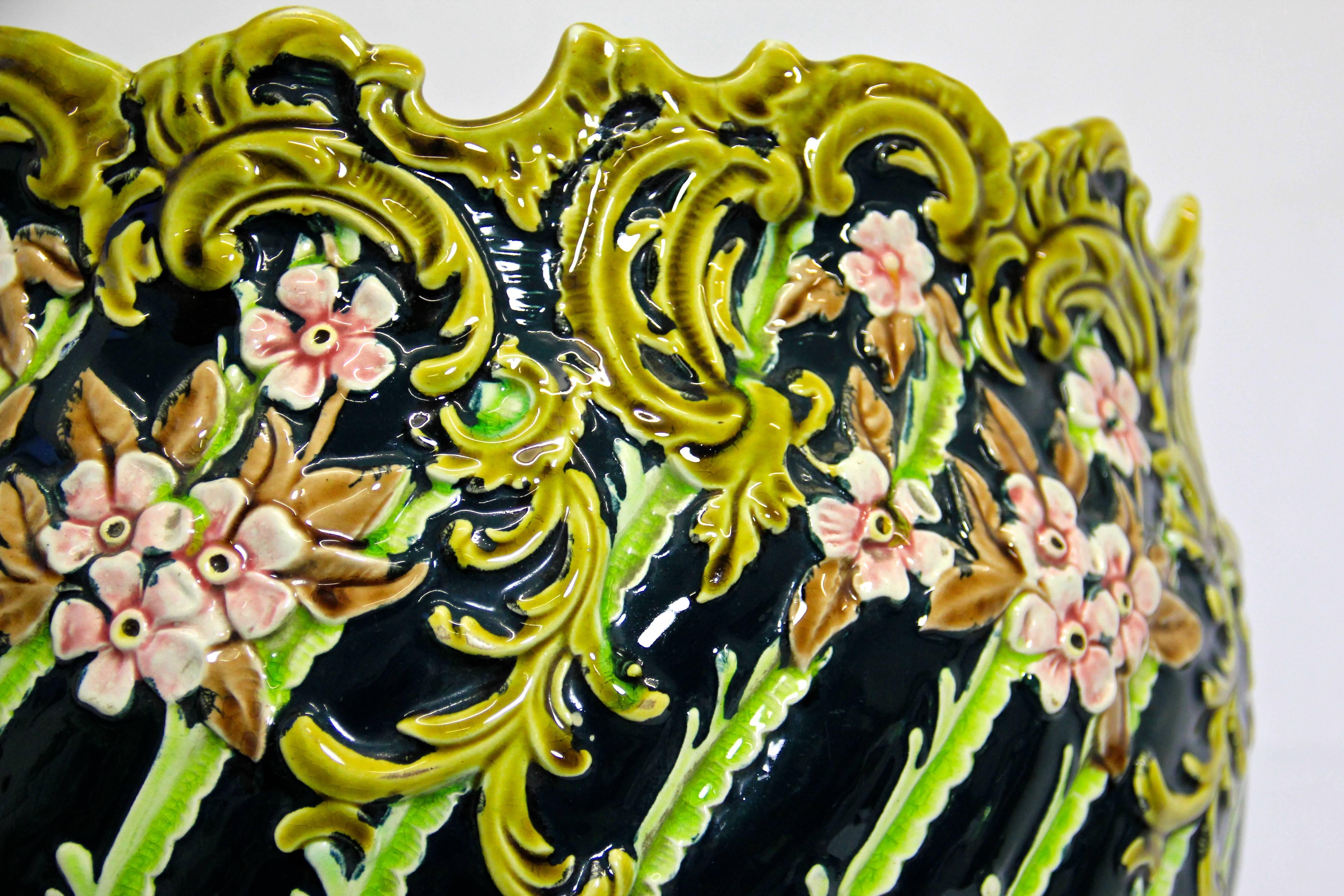 Unglaublich schöner Übertopf aus der Zeit des Jugendstils, um 1900. Große Übertöpfe wie dieser sind heutzutage wirklich selten zu bekommen. Es ist in absolut perfektem Originalzustand und zeigt ein erstaunliches florales Design, sehr typisch für