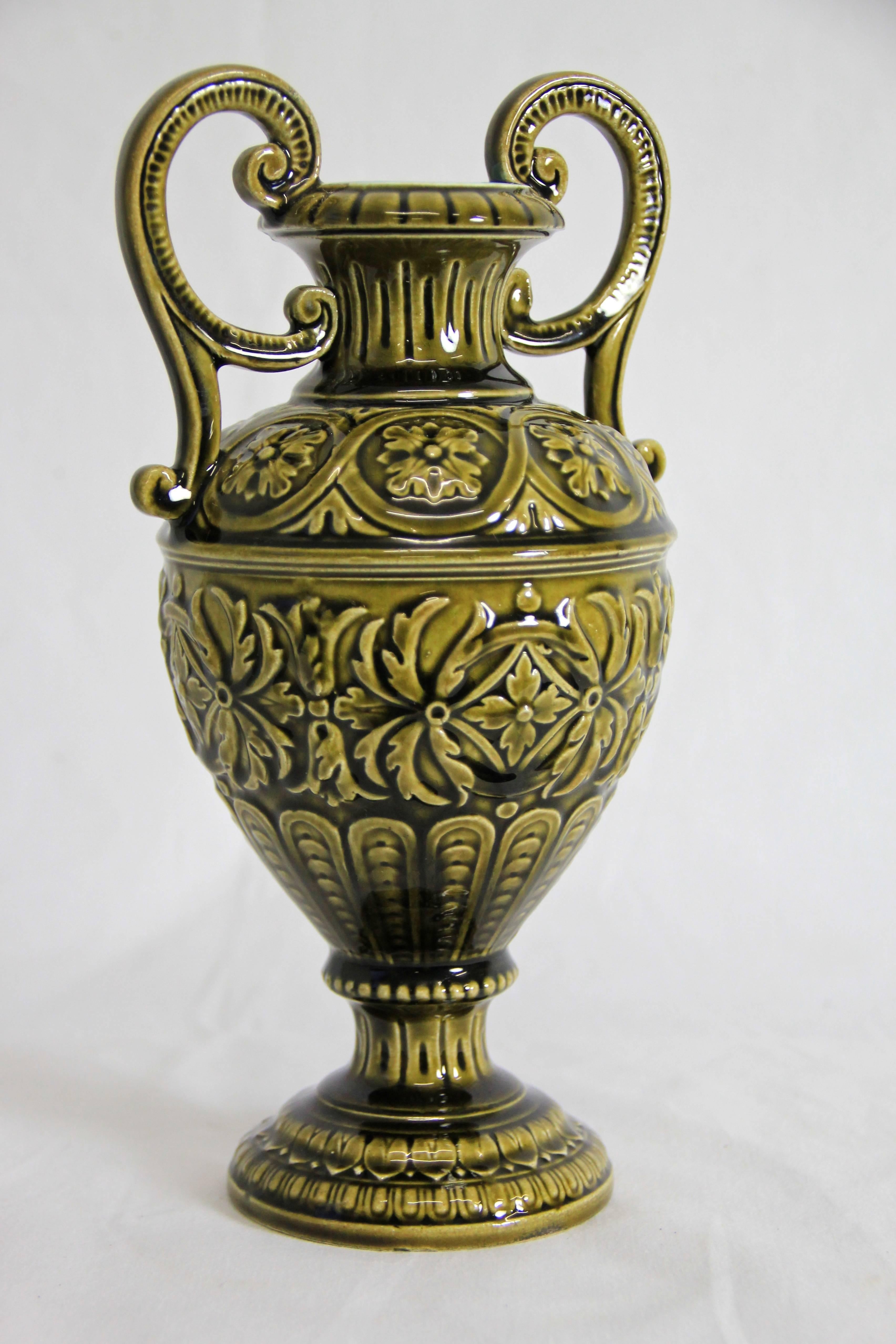In an absolute perfect condition comes this beautiful Amphora vase from the famous manufacture of the brothers 
