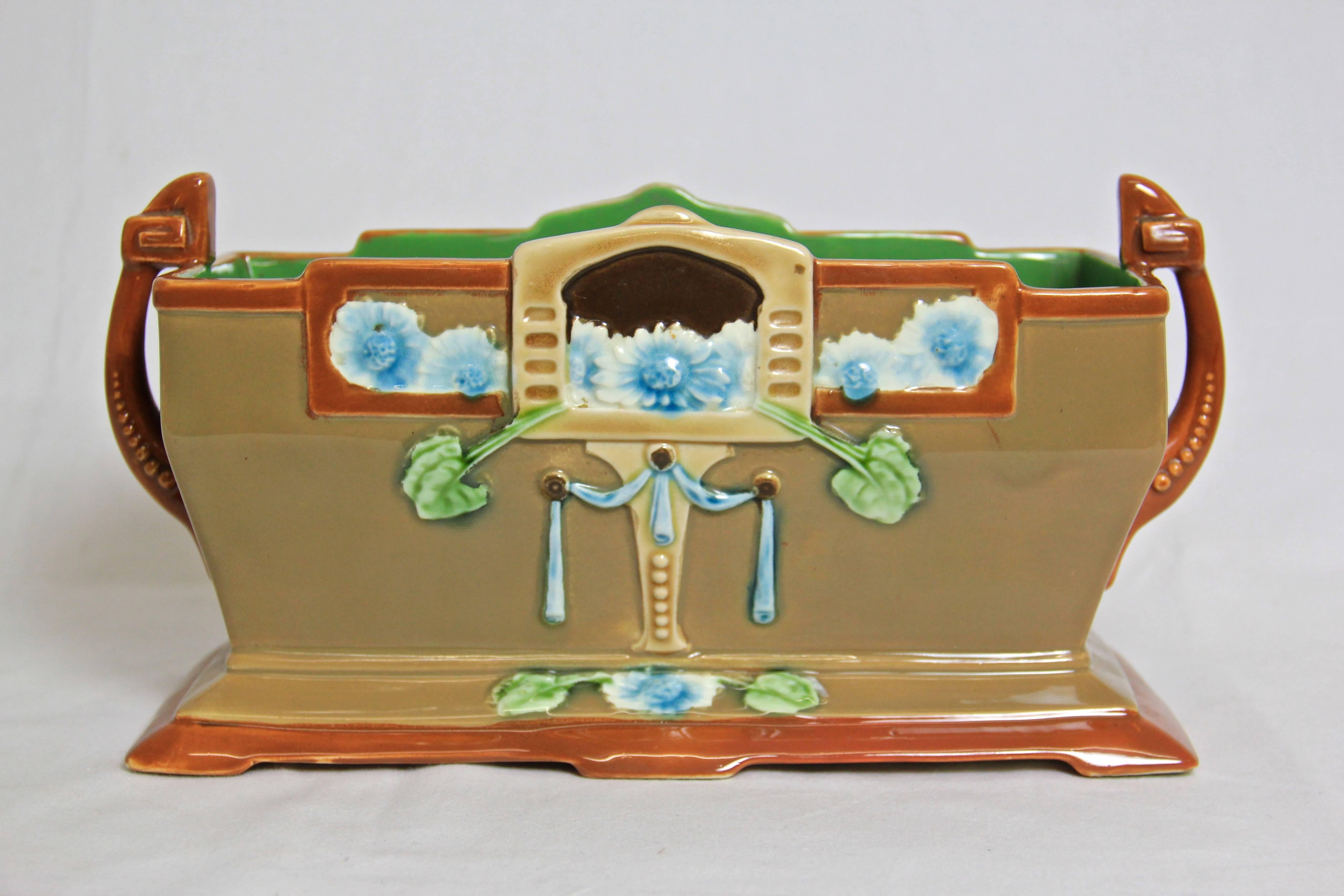 Pièce classique absolue de l'ère Art Nouveau:: cette fine jardinière en majolique a été fabriquée vers 1910 par la manufacture mondialement connue d'Eichwald. 
La forme extraordinaire:: les magnifiques tons chauds de la terre et le design étonnant