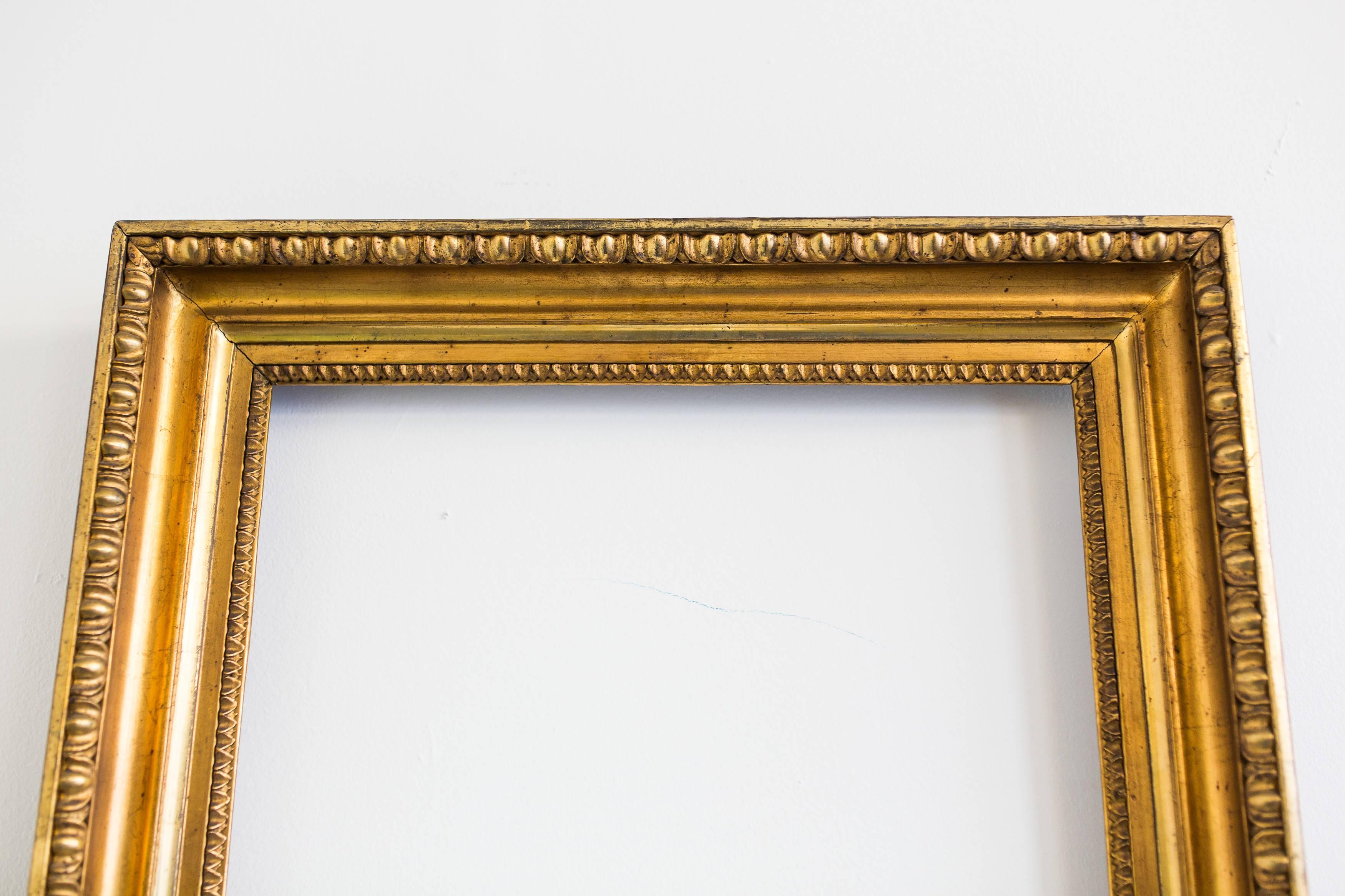 Wir bieten Ihnen diesen einzigartigen:: großen Biedermeier-Bilderrahmen aus der Zeit um 1830 an. Es ist mit Blattgold überzogen und zeigt ein klassisches 