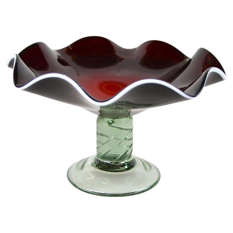 Coupe/centre de table en verre de Murano rouge foncé du XXe siècle avec base verte, vers 1970 en vente