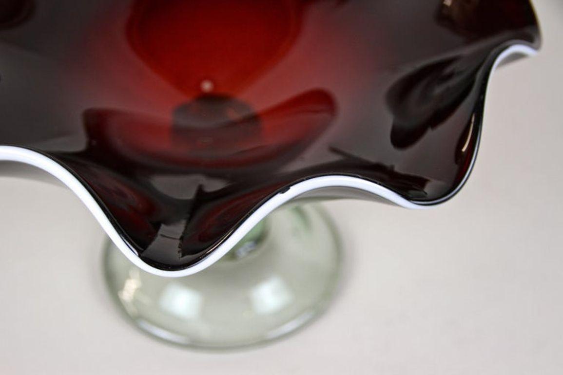 Coupe/centre de table en verre de Murano rouge foncé du XXe siècle avec base verte, vers 1970 en vente 1