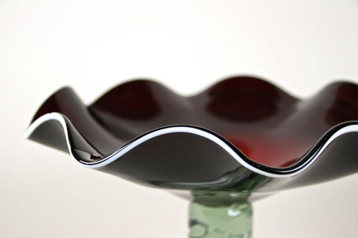Coupe/centre de table en verre de Murano rouge foncé du XXe siècle avec base verte, vers 1970 en vente 3